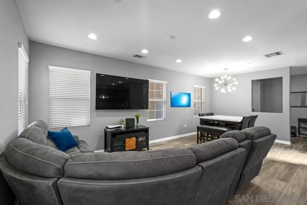 https://cdn.realtyfeed.com/cdn/127/250039219/737fe4e204b5c59824740002cb5ae580.webp