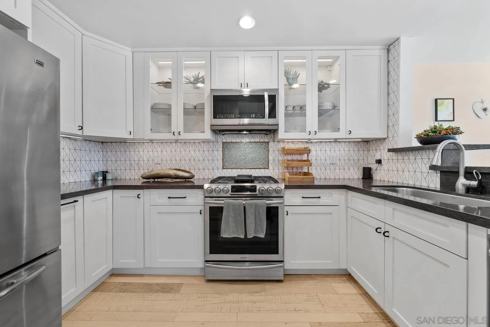 https://cdn.realtyfeed.com/cdn/127/250039232/00ec7c4ba9170936f6ea1eaf6a6abc81.webp