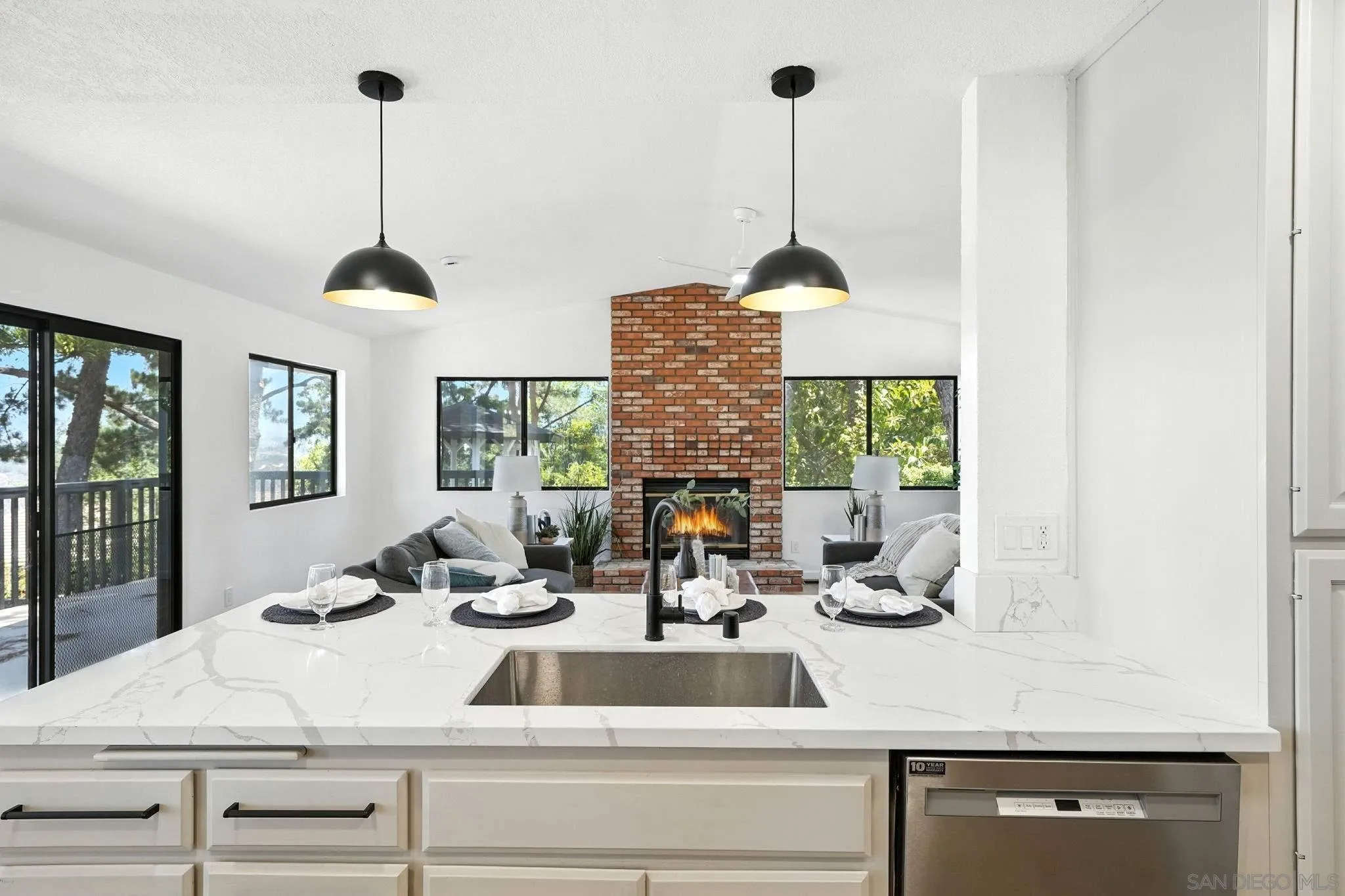 https://cdn.realtyfeed.com/cdn/127/250039239/75b6783e1e91db99b9ad64e43988396a.webp