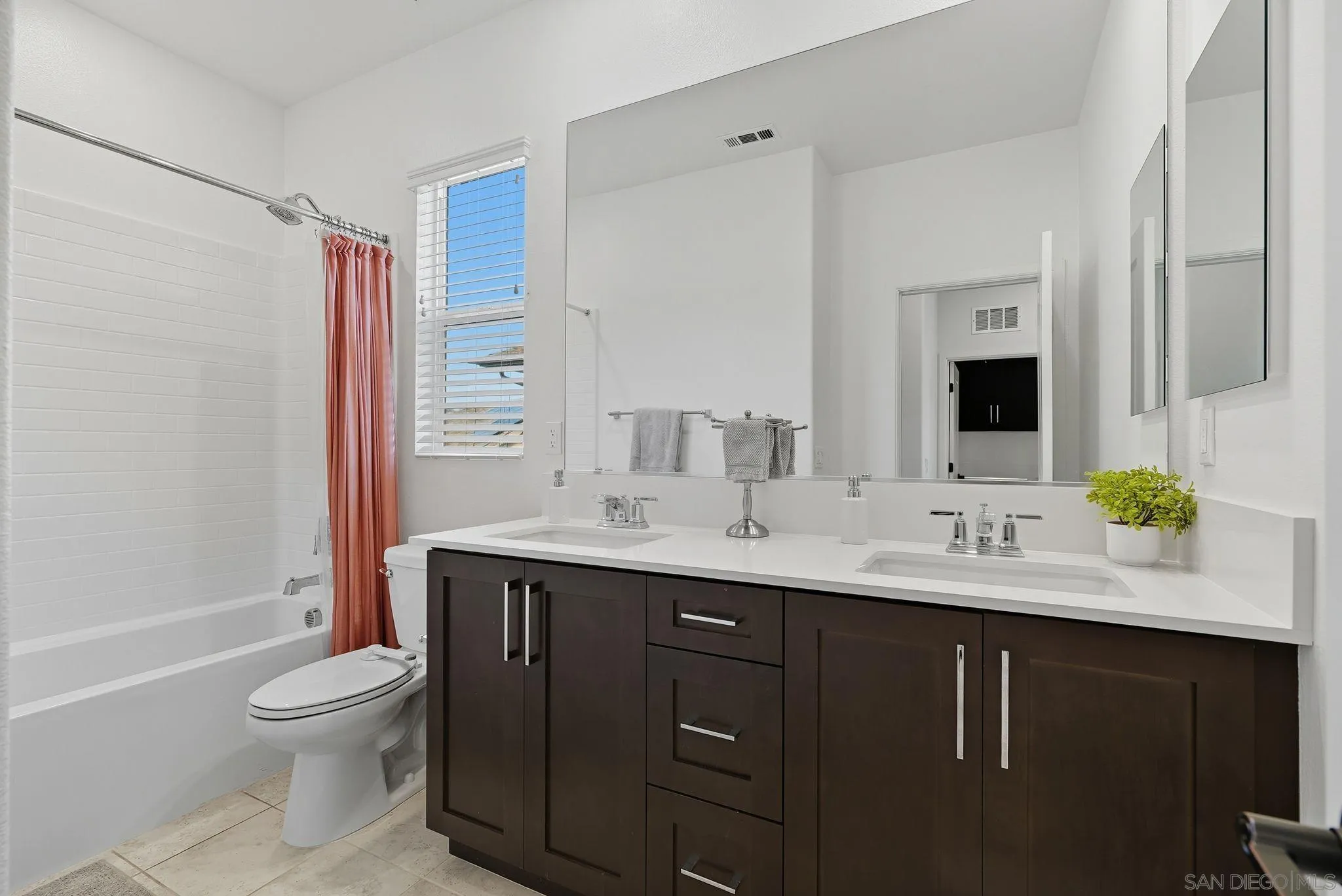 https://cdn.realtyfeed.com/cdn/127/250039243/cca864a6264dc31d8c1d45a42e48e5e6.webp