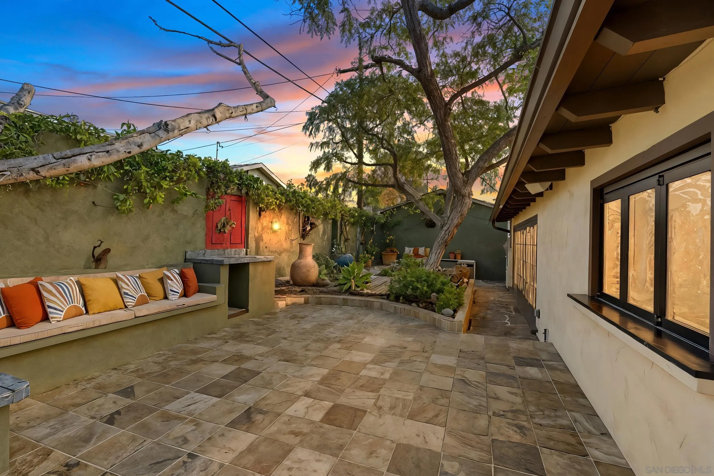 https://cdn.realtyfeed.com/cdn/127/250039278/43add335a0659d51b35abcc82f38de65.webp