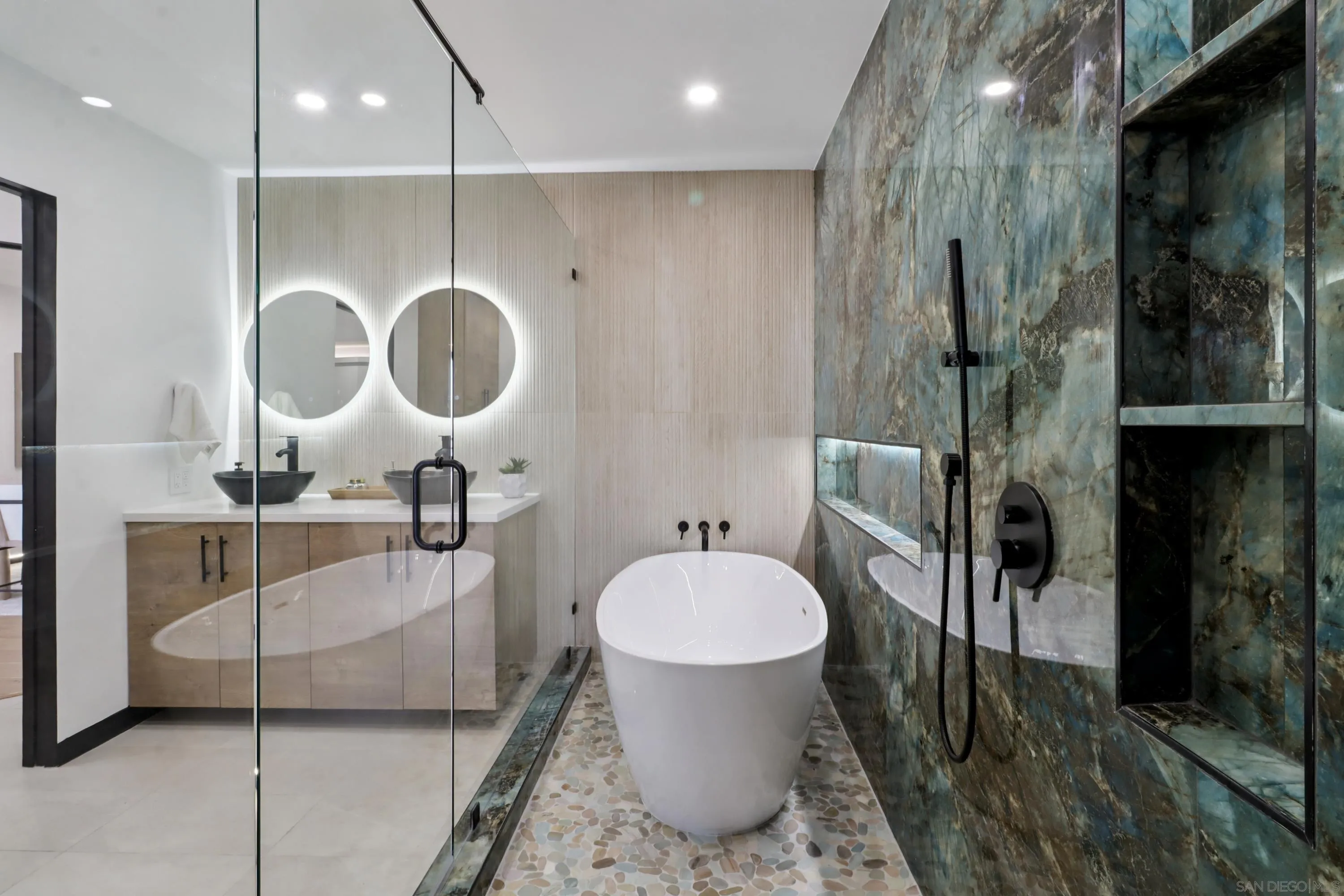 https://cdn.realtyfeed.com/cdn/127/250039305/329dd54905616bfbdeb24bc1e4230665.webp