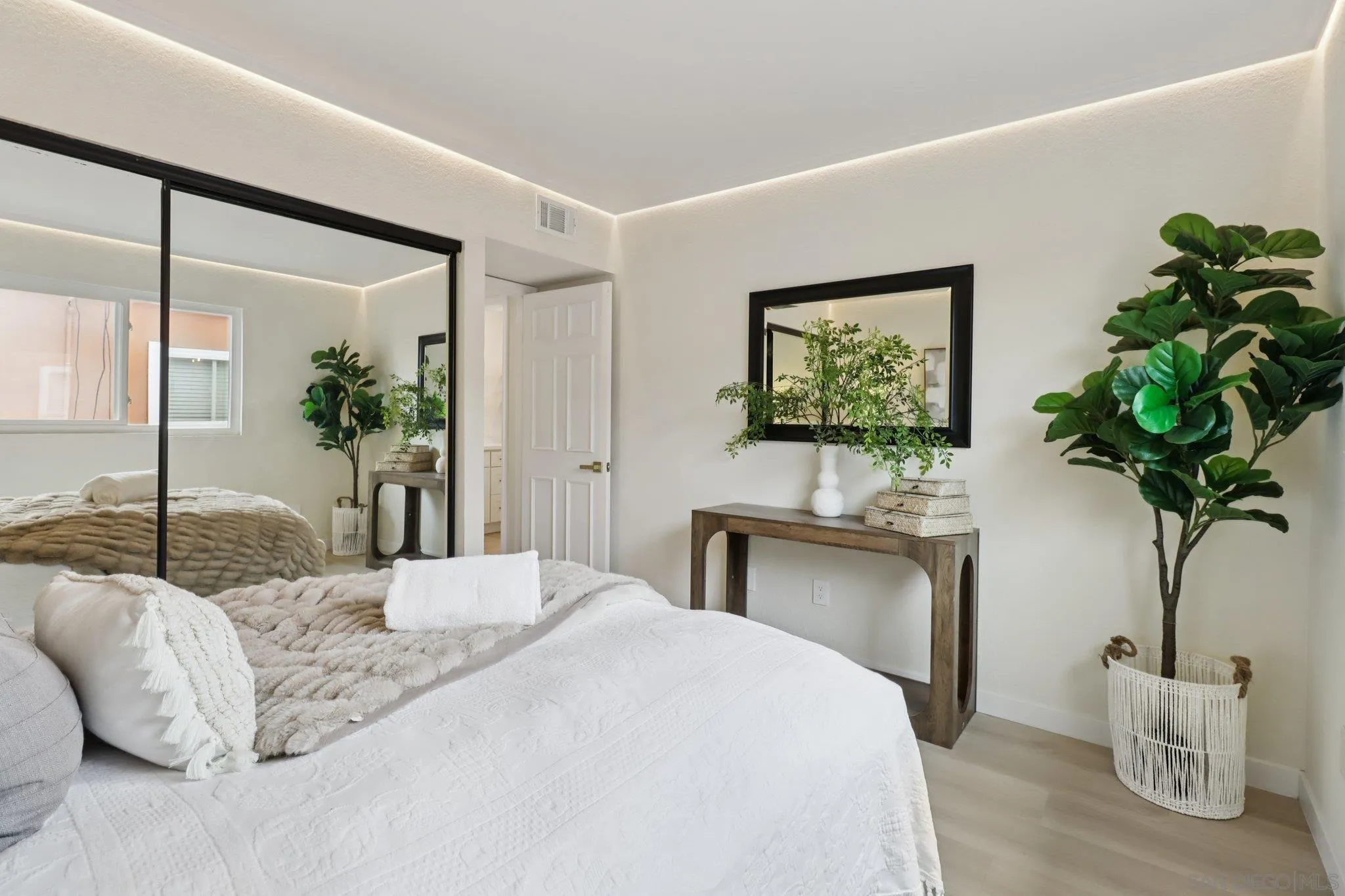 https://cdn.realtyfeed.com/cdn/127/250039308/6f18c87a273ae8c4991189d5247df3b9.webp