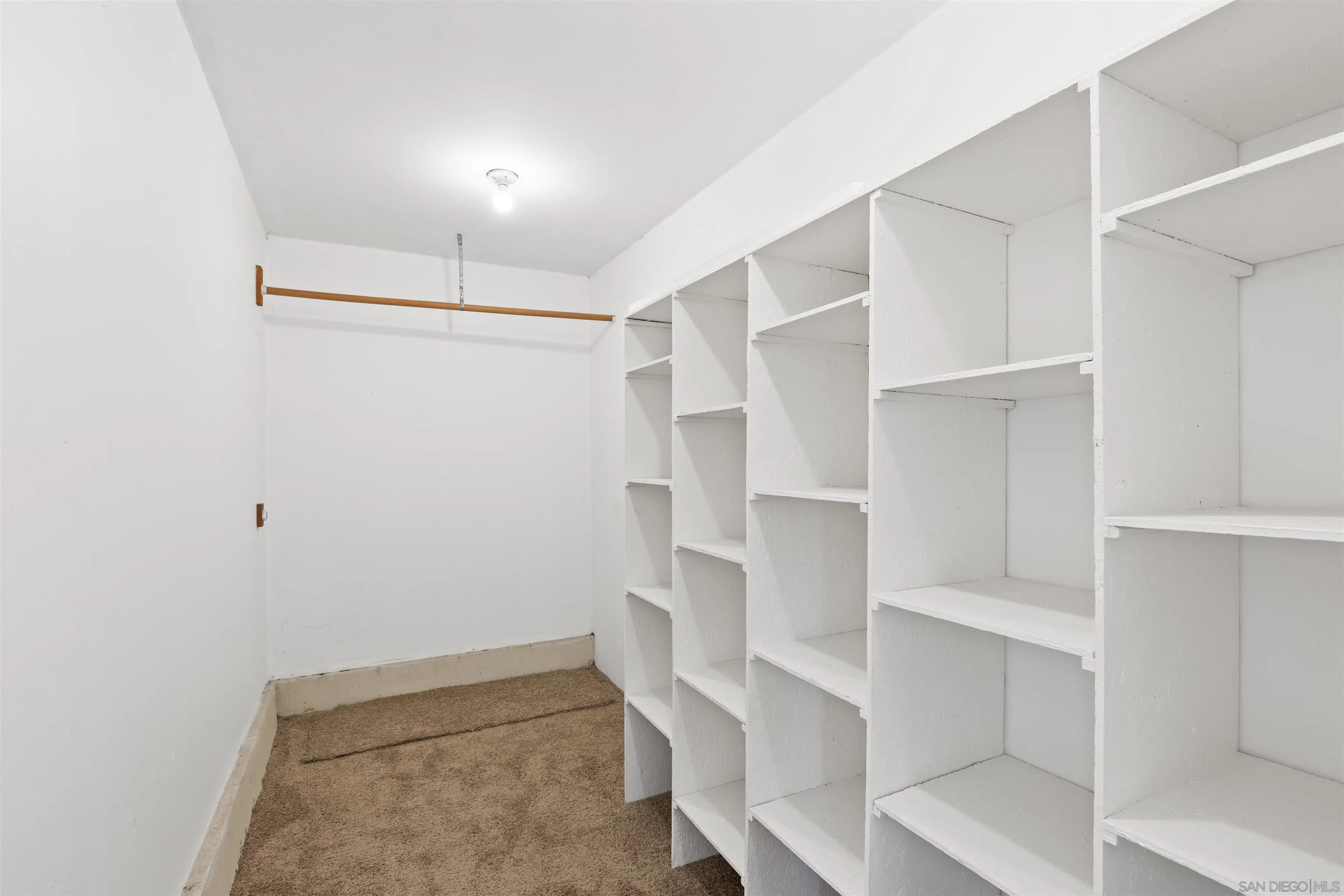 https://cdn.realtyfeed.com/cdn/127/250039331/f61c87a4f86c7aad1d12a04e4c058f65.webp
