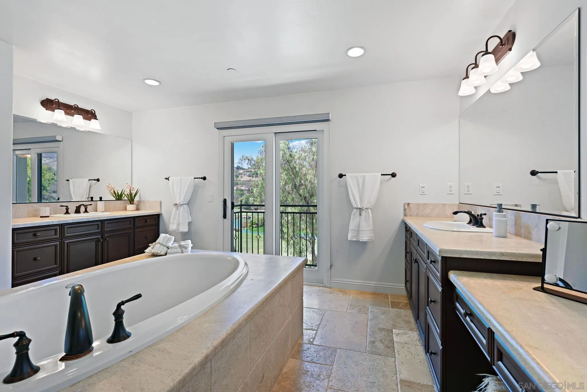 https://cdn.realtyfeed.com/cdn/127/250039358/a5bbe6a11f078e843e4af208ab30e767.webp