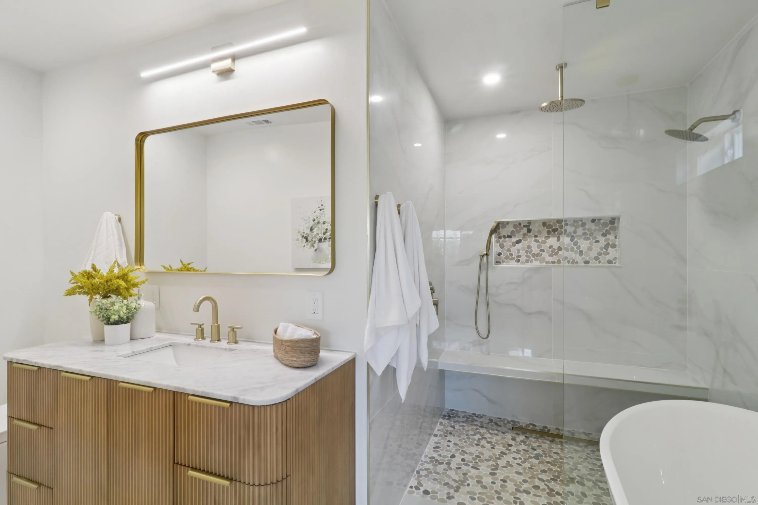 https://cdn.realtyfeed.com/cdn/127/250039370/d55290bbe0a628dae90a13b716604d8a.webp