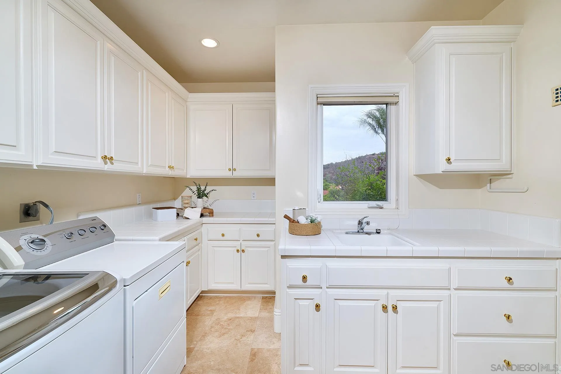 https://cdn.realtyfeed.com/cdn/127/250039387/38dec779ecbcbecf98a87b57cc15a533.webp