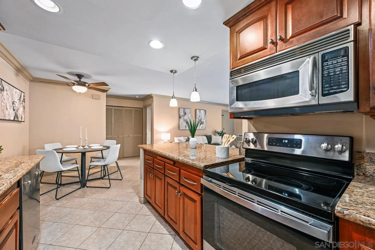 https://cdn.realtyfeed.com/cdn/127/250039416/2795d73b2bbf3f0140dbba40c44446ba.webp