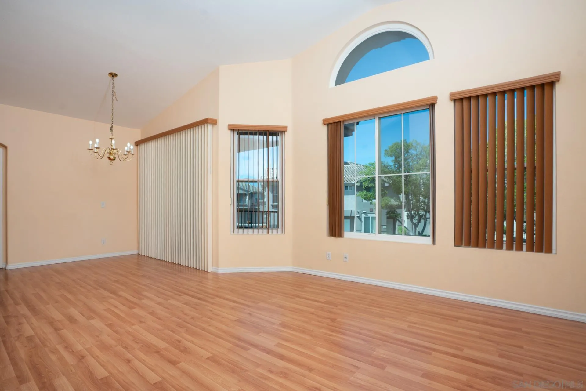 https://cdn.realtyfeed.com/cdn/127/250039445/829a3ad9529e2fde374bdd2496296b5c.webp