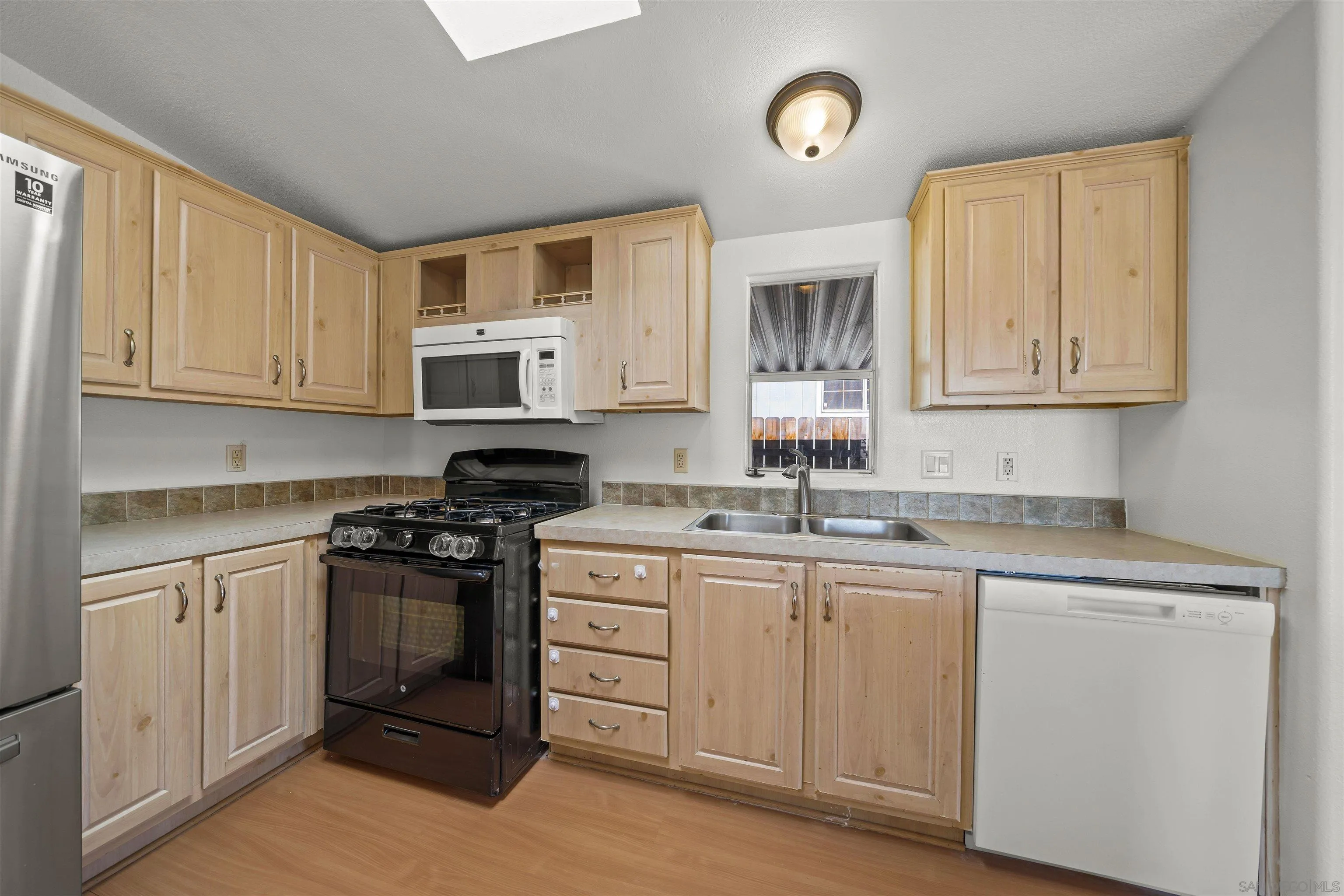 https://cdn.realtyfeed.com/cdn/127/250039452/05b8dc1504b82404323aef45fc8151a6.webp