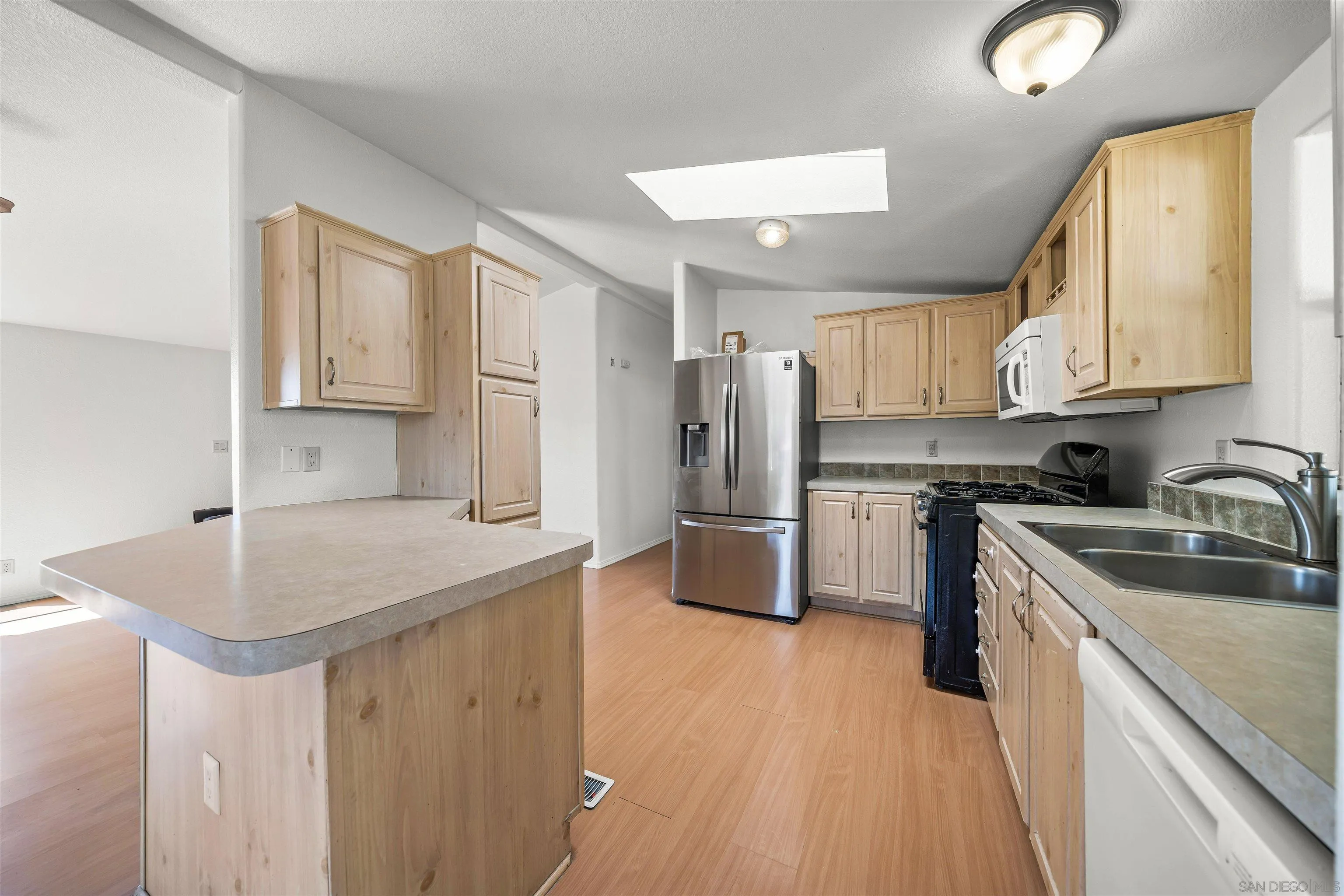 https://cdn.realtyfeed.com/cdn/127/250039452/ef14dc1e11fecb196628aacb05dc0fe5.webp