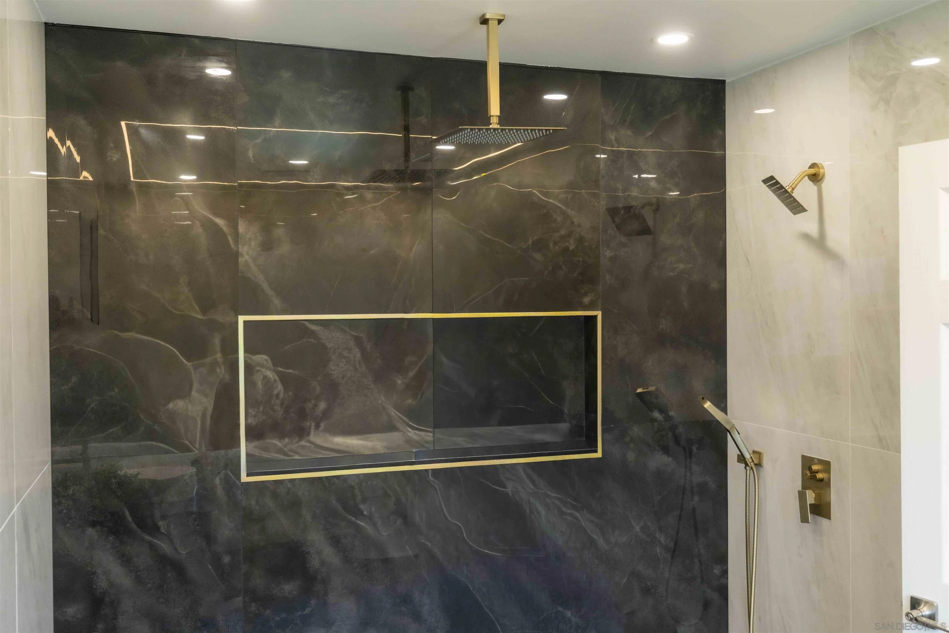 https://cdn.realtyfeed.com/cdn/127/250039460/7c8a1a5f0843d06eba36fcc4b0dfba1d.webp