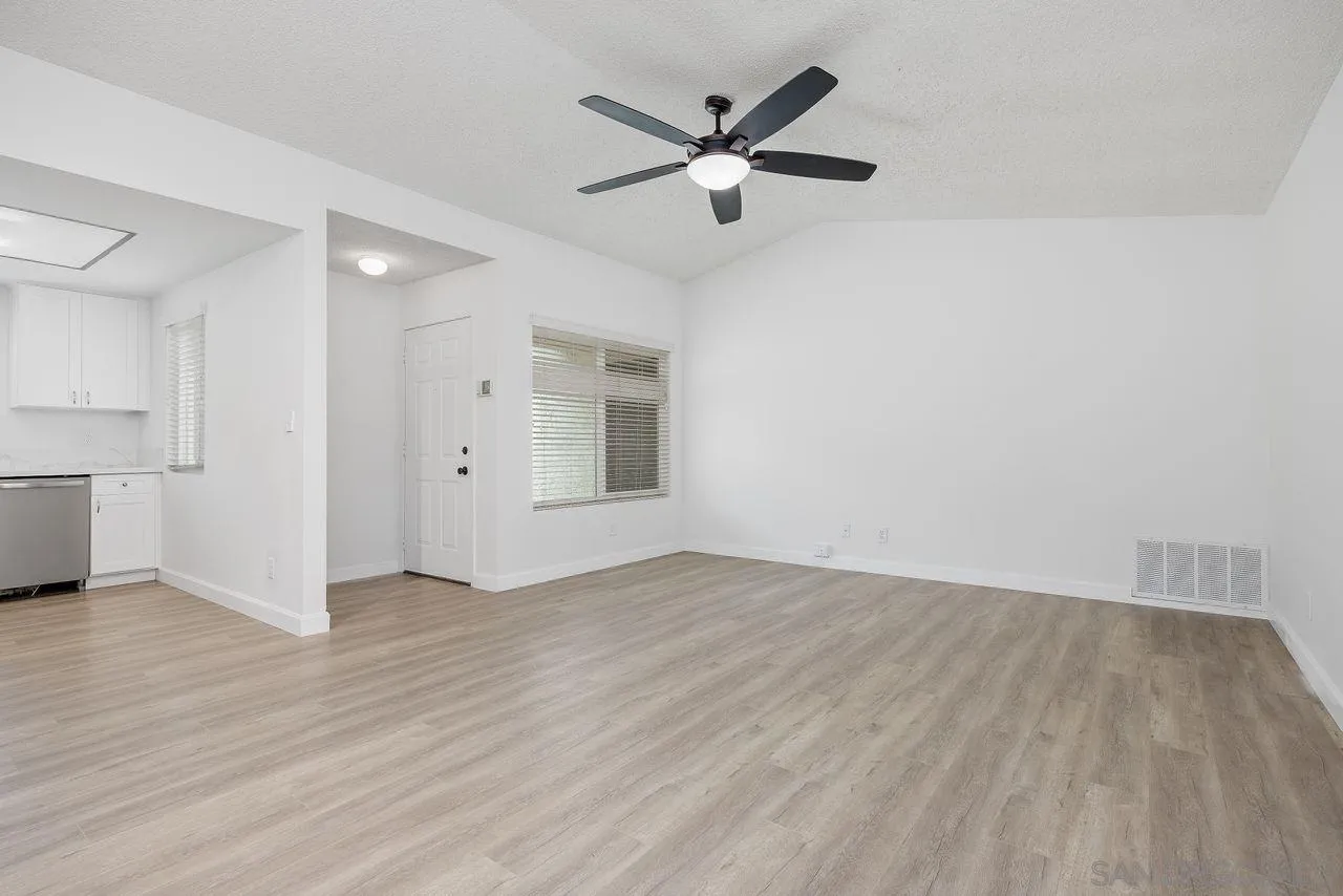 https://cdn.realtyfeed.com/cdn/127/250039474/c7945bbc800dda31d98662ff7c1d1d50.webp
