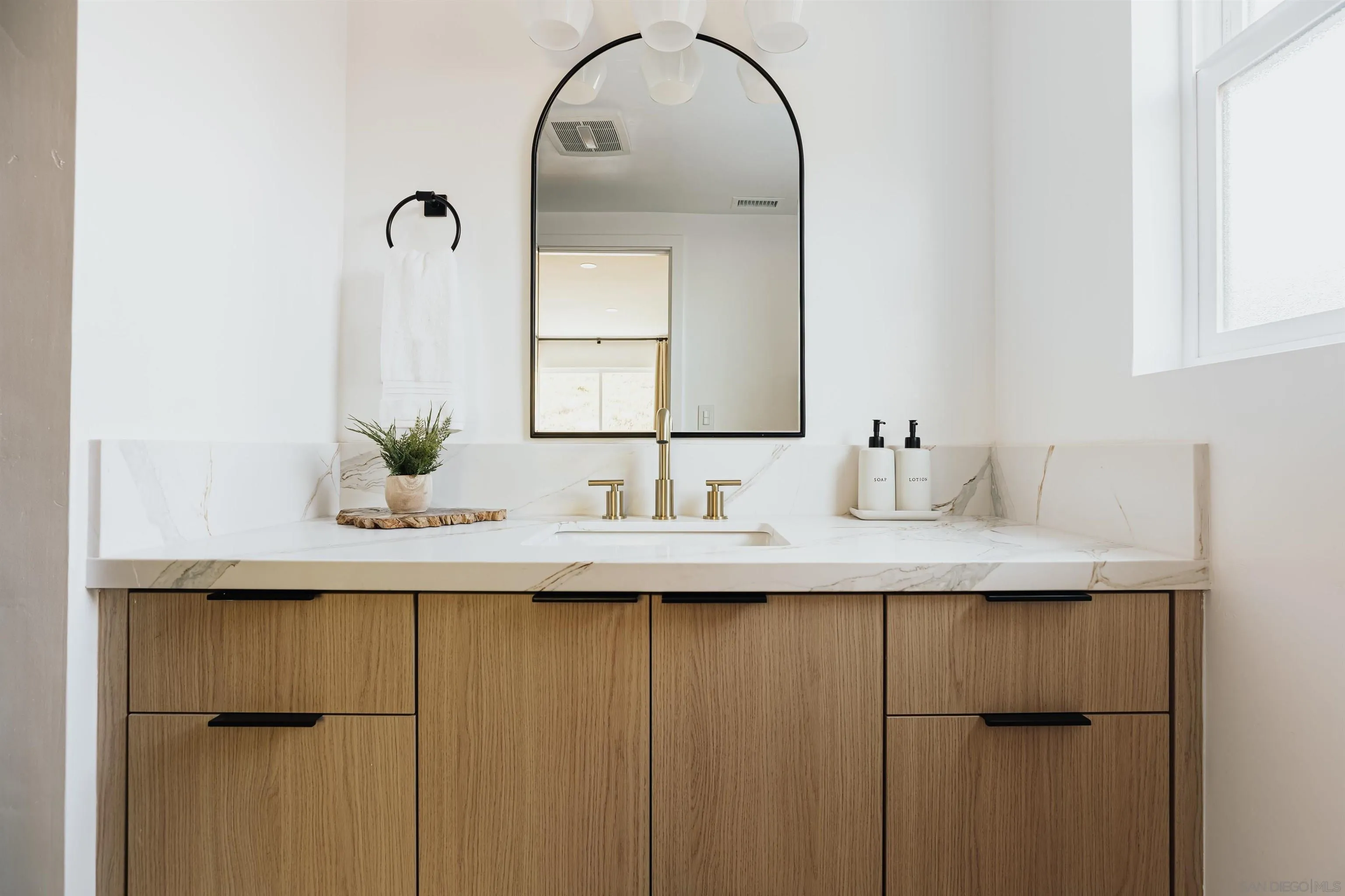 https://cdn.realtyfeed.com/cdn/127/250039488/5c7f7b65e94560cdb3f6db3e146b550a.webp