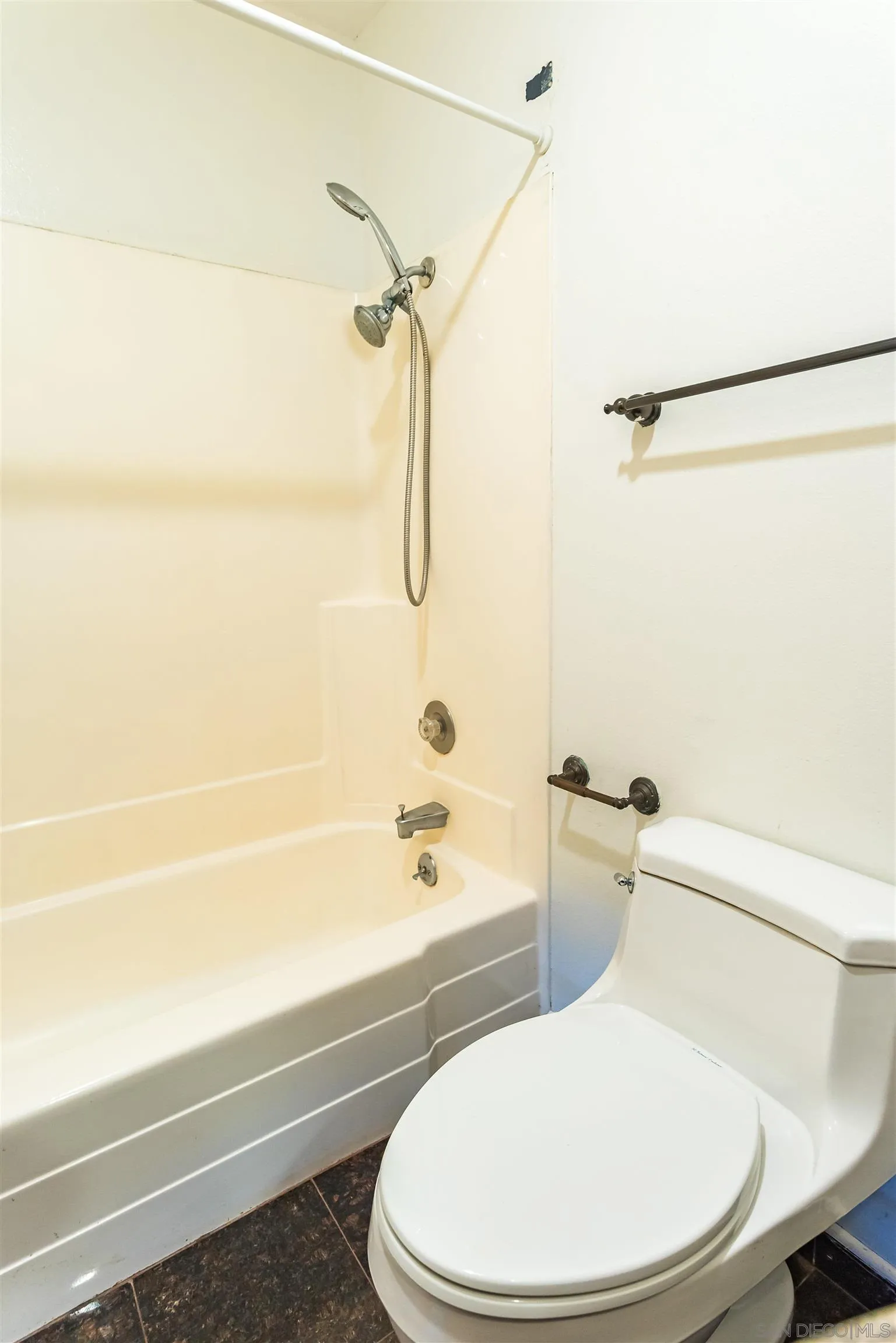 https://cdn.realtyfeed.com/cdn/127/250039489/381ed0346024d798d7f57556bc3c46ba.webp