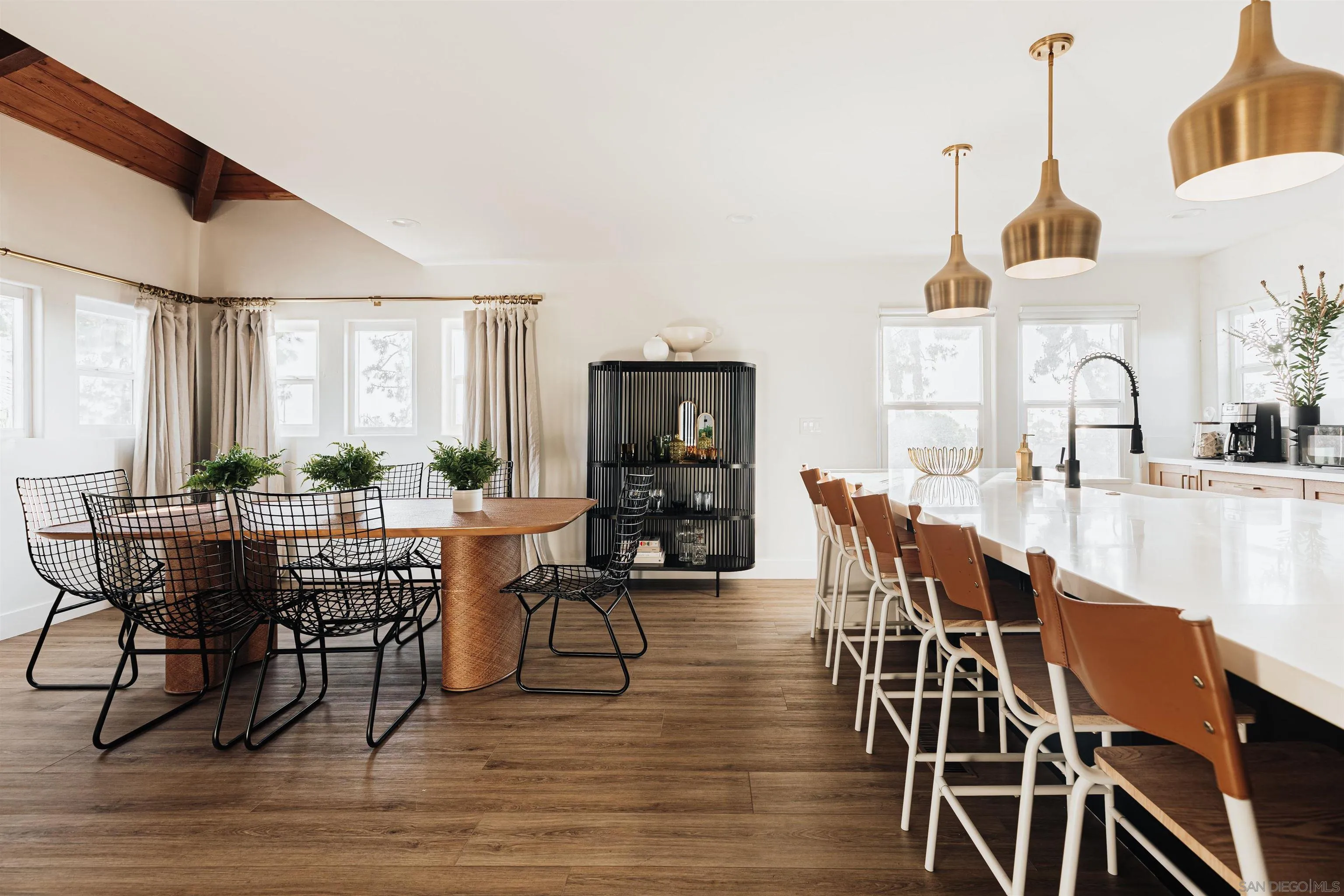 https://cdn.realtyfeed.com/cdn/127/250039490/f3f394fcce102d1b5a5657b31ebfd62d.webp