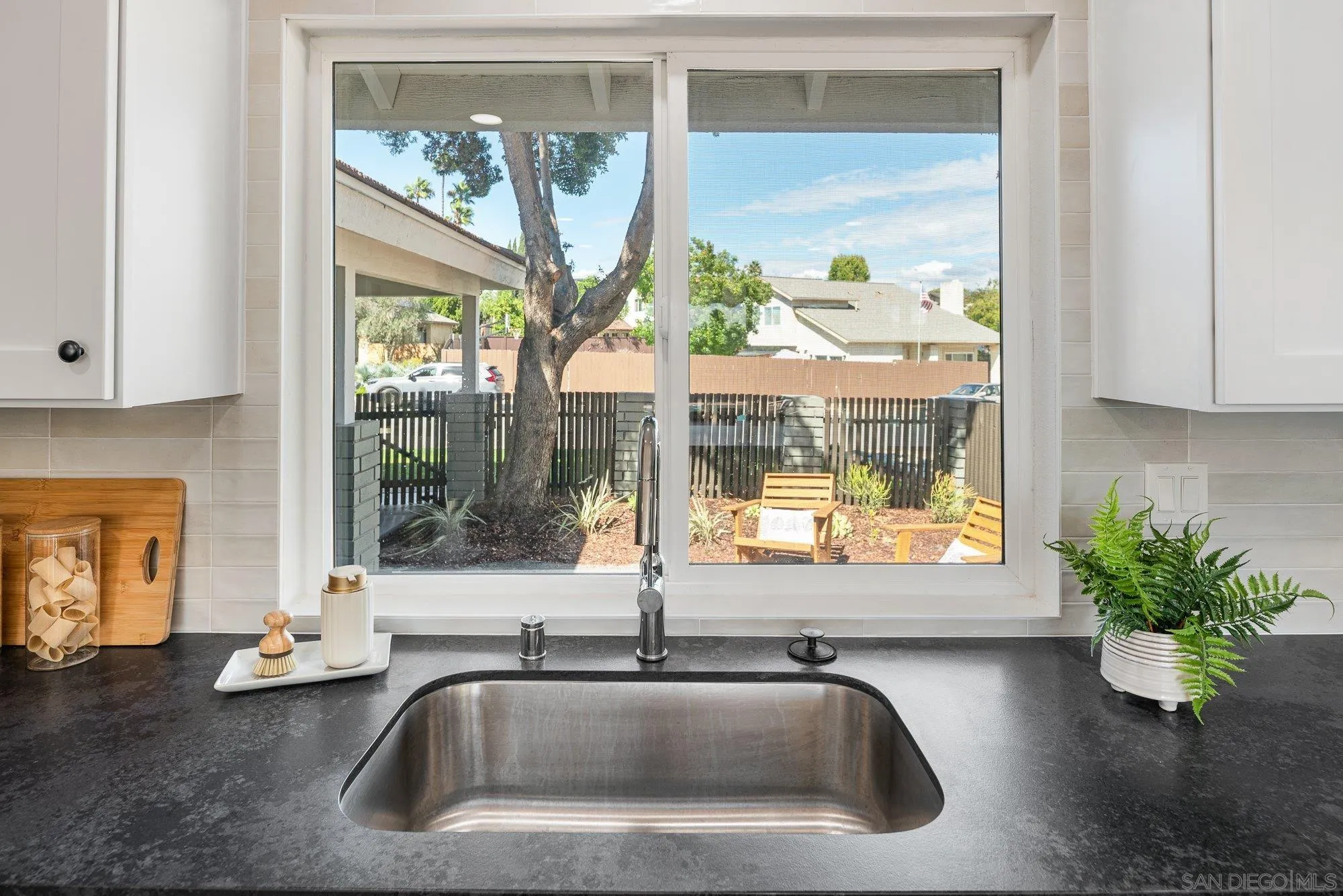 https://cdn.realtyfeed.com/cdn/127/250039492/4d1296c3a0c03a1e37ec193034cfbc70.webp