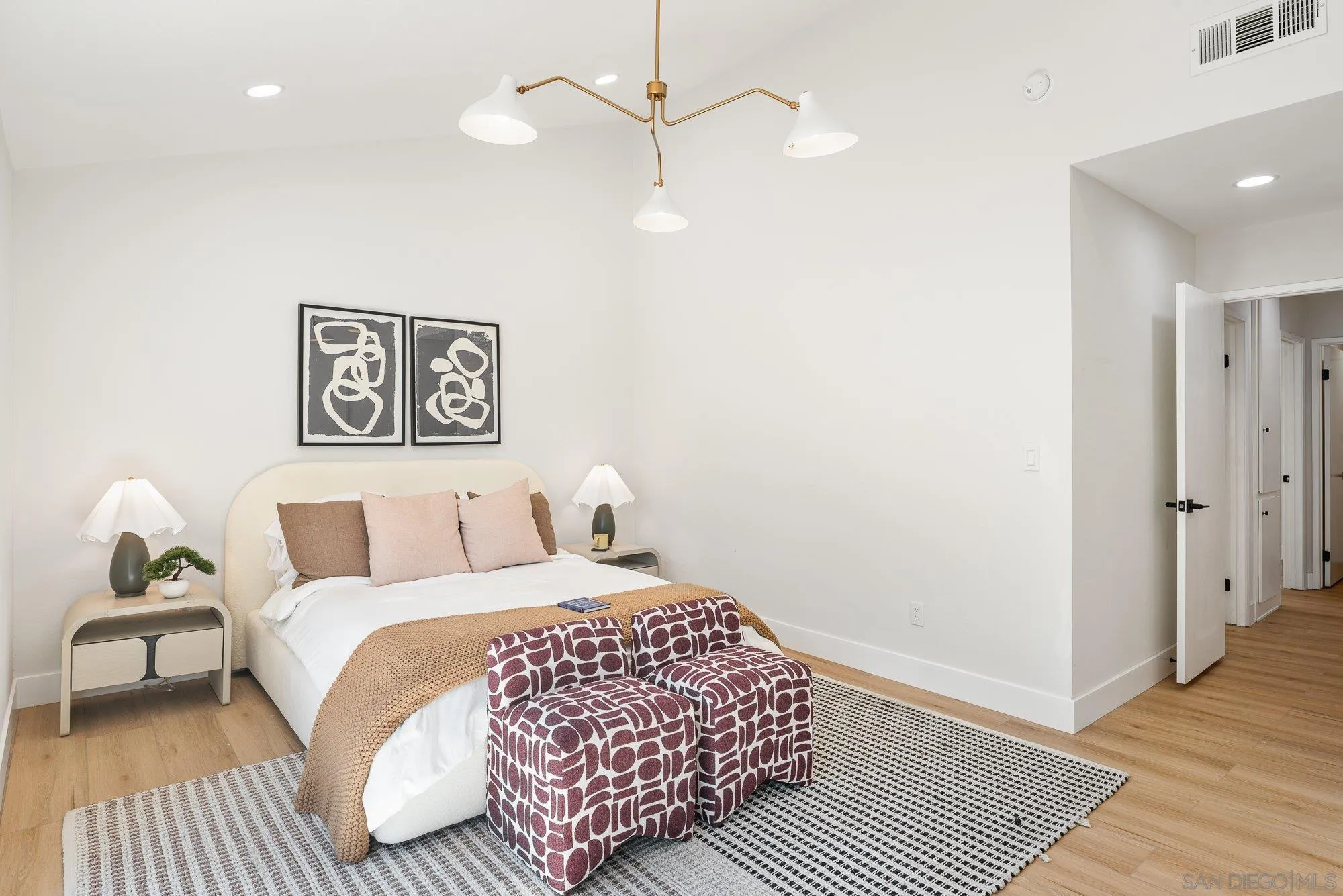 https://cdn.realtyfeed.com/cdn/127/250039492/60fbbd07556fdeaaf2769a7cc1fb201d.webp