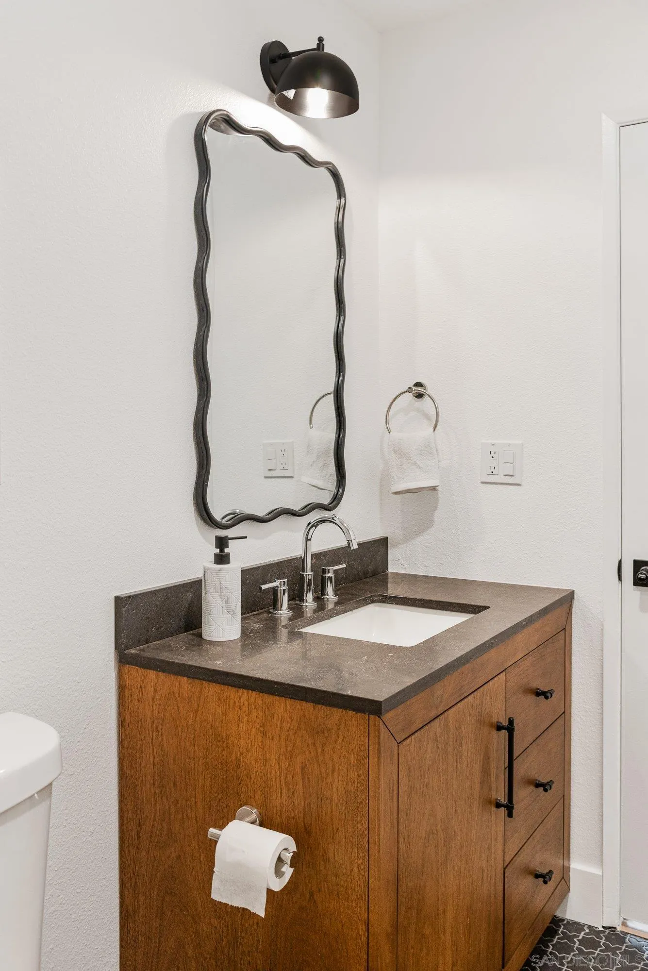 https://cdn.realtyfeed.com/cdn/127/250039492/f9d62e3a7550d9a491280109ec24f27d.webp