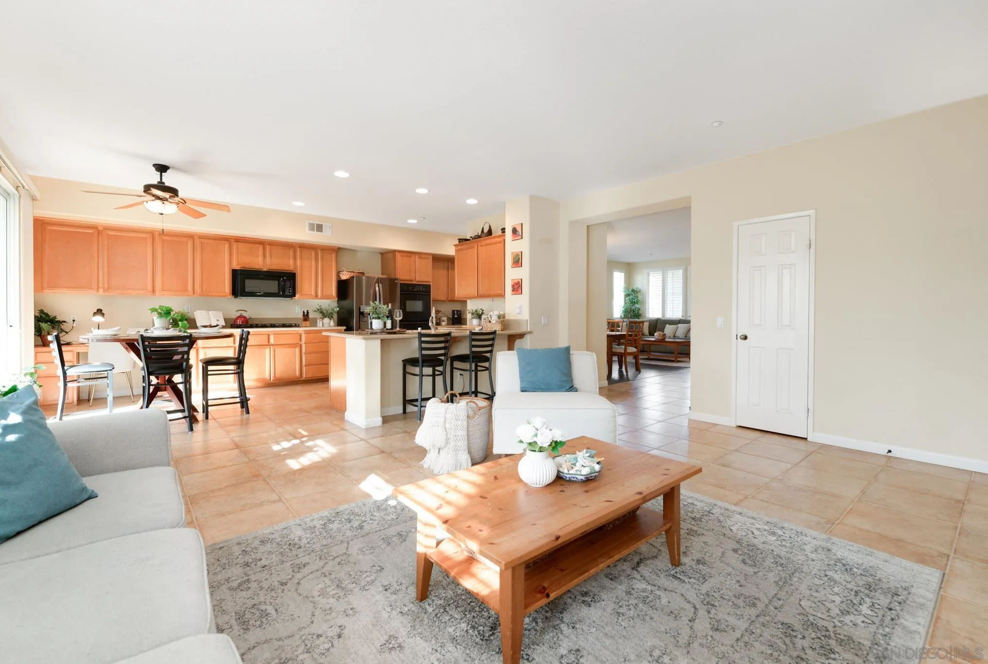 https://cdn.realtyfeed.com/cdn/127/250039541/9d79ef3dddda23a611f028c57763eeb8.webp