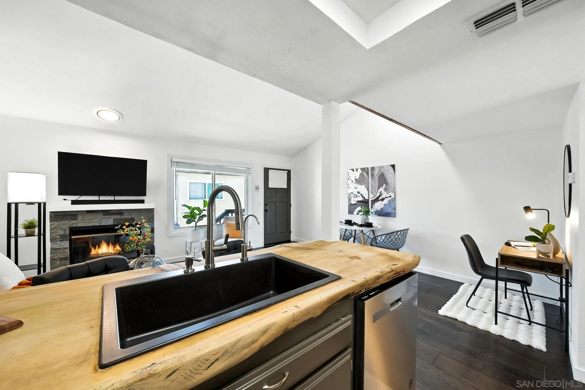 https://cdn.realtyfeed.com/cdn/127/250039556/ce4acca15e99bd6ecbc49a50dd3bdb04.webp