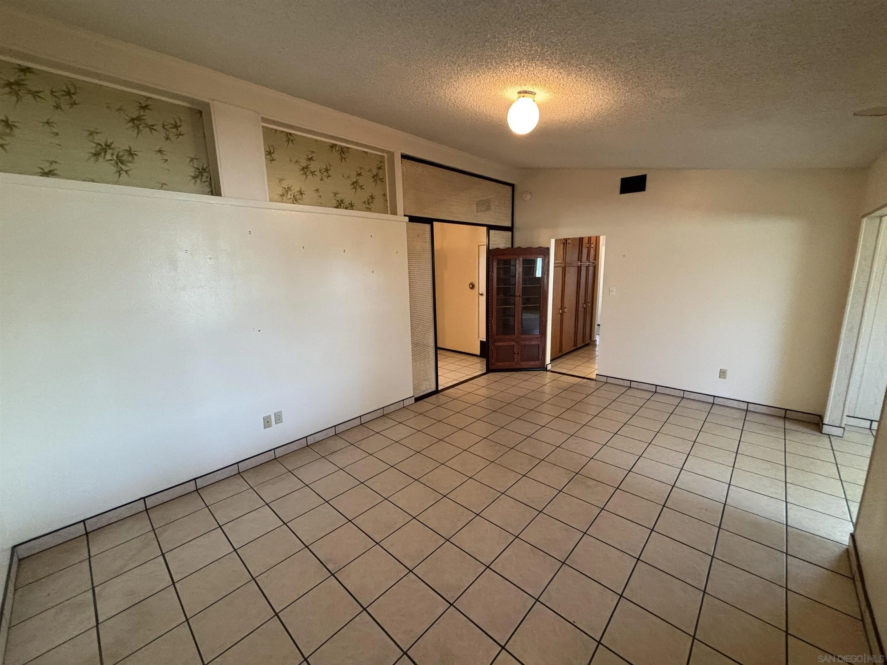 https://cdn.realtyfeed.com/cdn/127/250039569/1d24165f3c75a37d61a32b18093638c6.webp