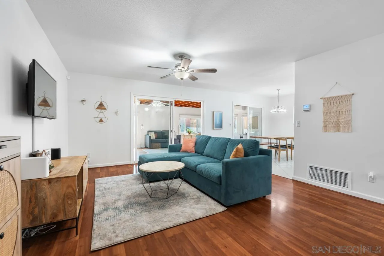 https://cdn.realtyfeed.com/cdn/127/250039591/37883d0e814e69ac1dc3a9dc0fd595b8.webp