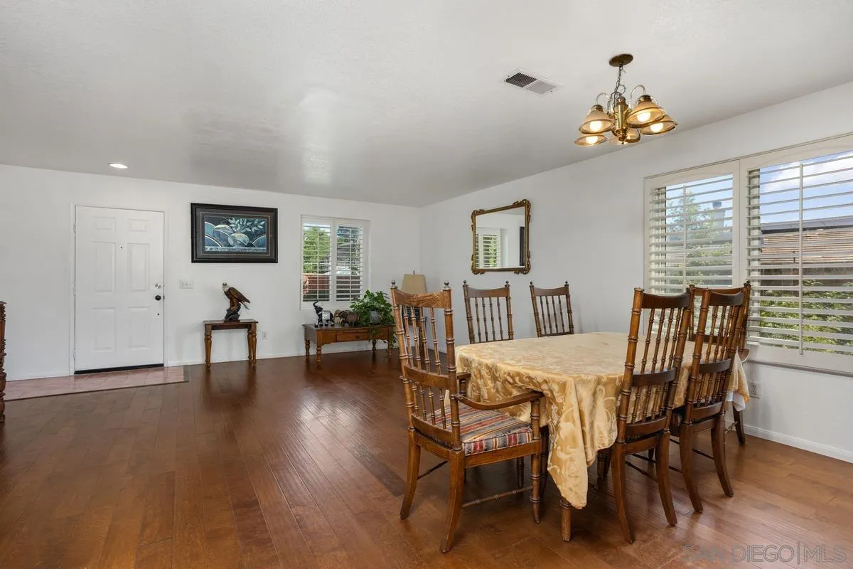 https://cdn.realtyfeed.com/cdn/127/250039595/891be18b2621ec6acdc0a61da5ff7f0c.webp