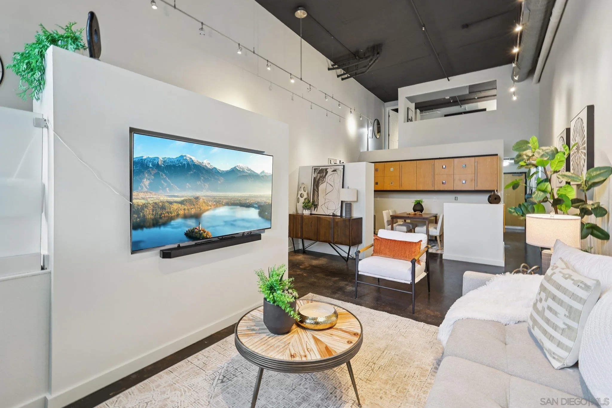 https://cdn.realtyfeed.com/cdn/127/250039596/1ab1a0f2c9f5b89ed03c27325042dbc2.webp
