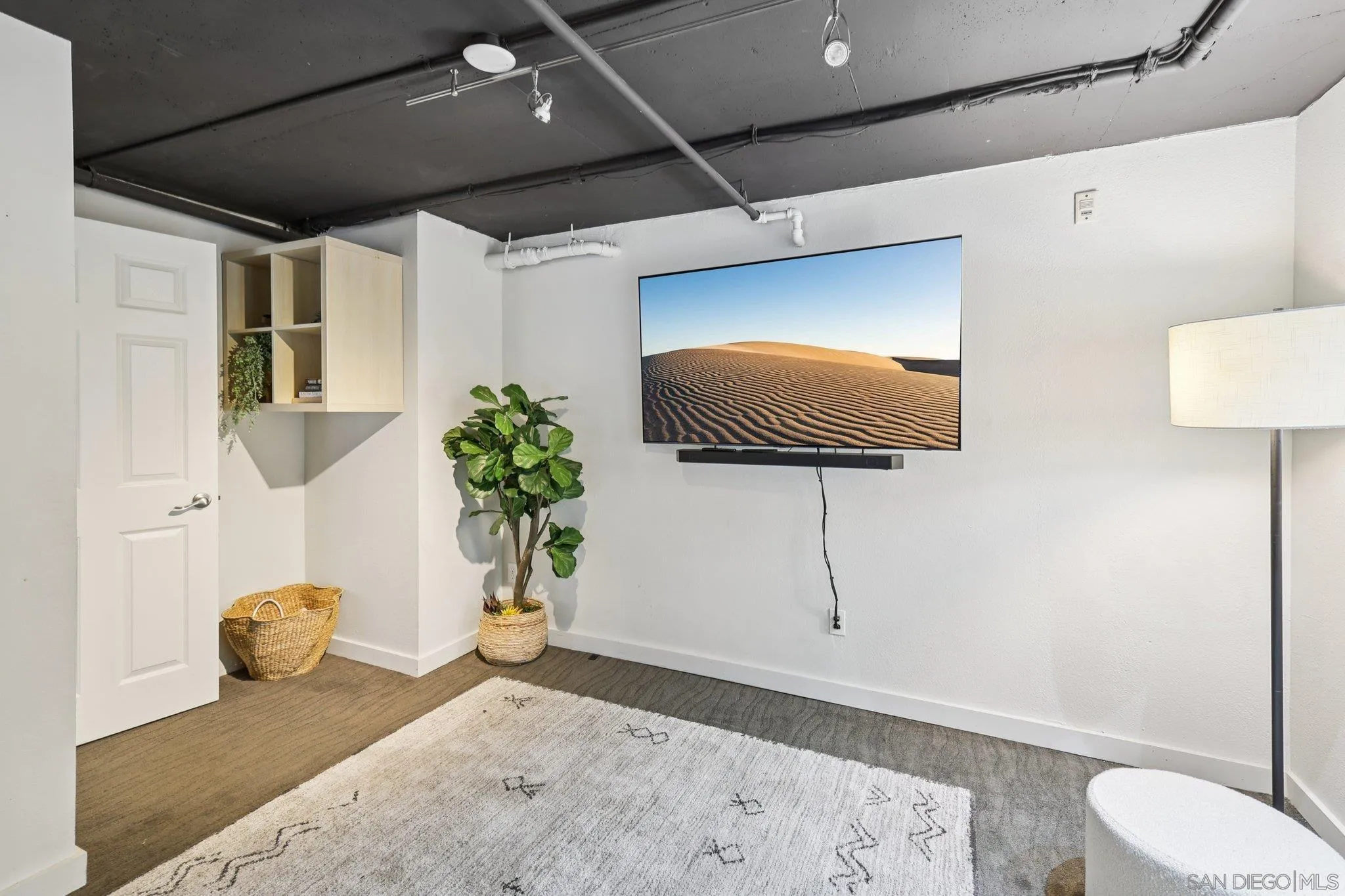 https://cdn.realtyfeed.com/cdn/127/250039596/c6fc8131d9e83f5da7c3bb4d8207e049.webp