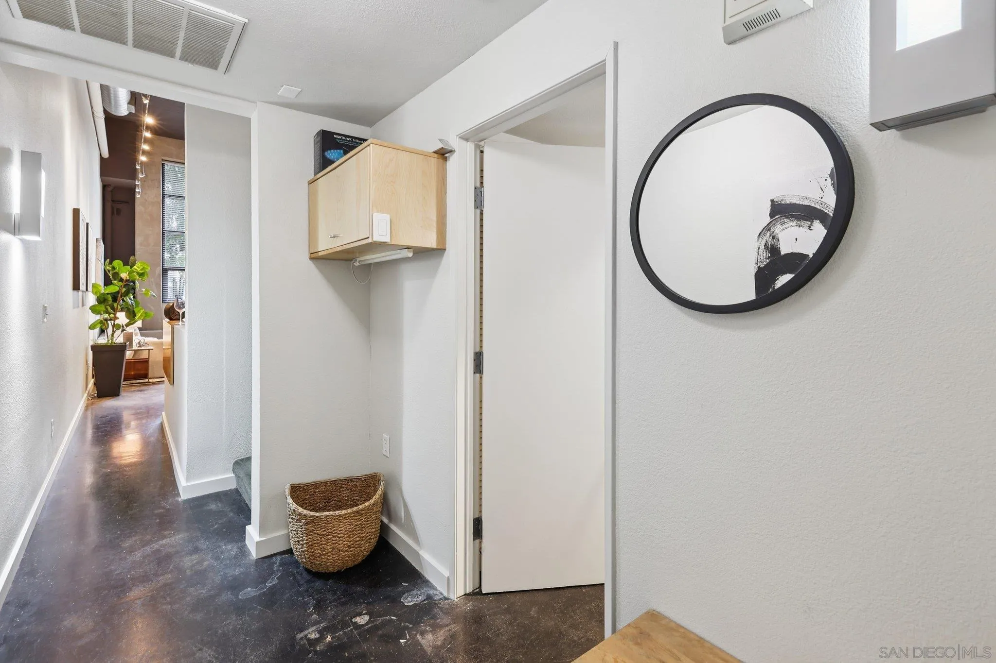 https://cdn.realtyfeed.com/cdn/127/250039596/c9f24918e2ea5b48f111279446bb2d28.webp