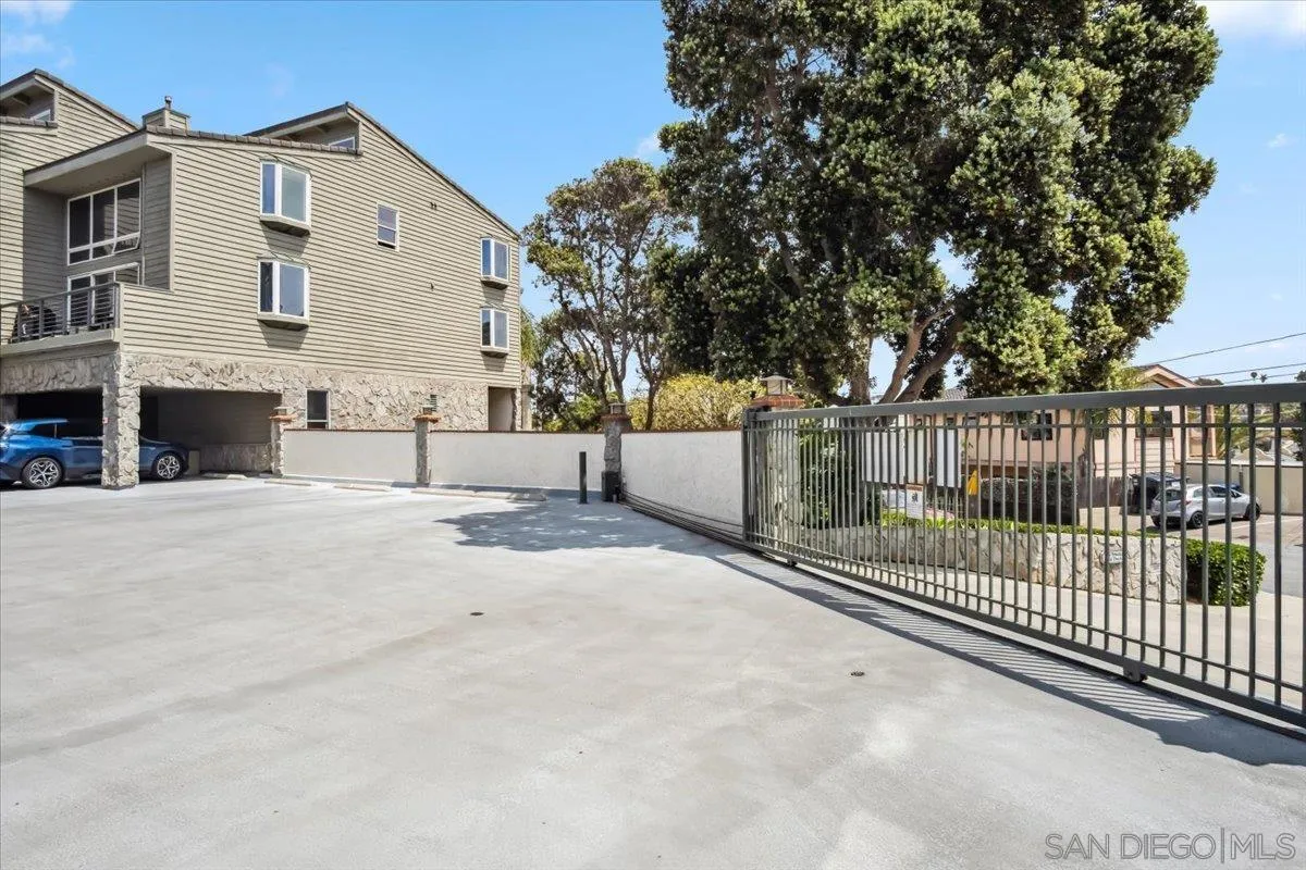 https://cdn.realtyfeed.com/cdn/127/250039605/744a08d0fd8f648326878ee609460a3f.webp
