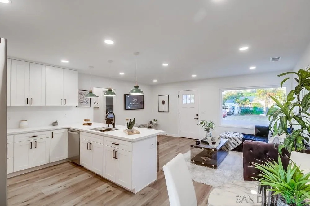 https://cdn.realtyfeed.com/cdn/127/250039606/fcd4b59f7c229f3ceb4d1be64797ce1f.webp