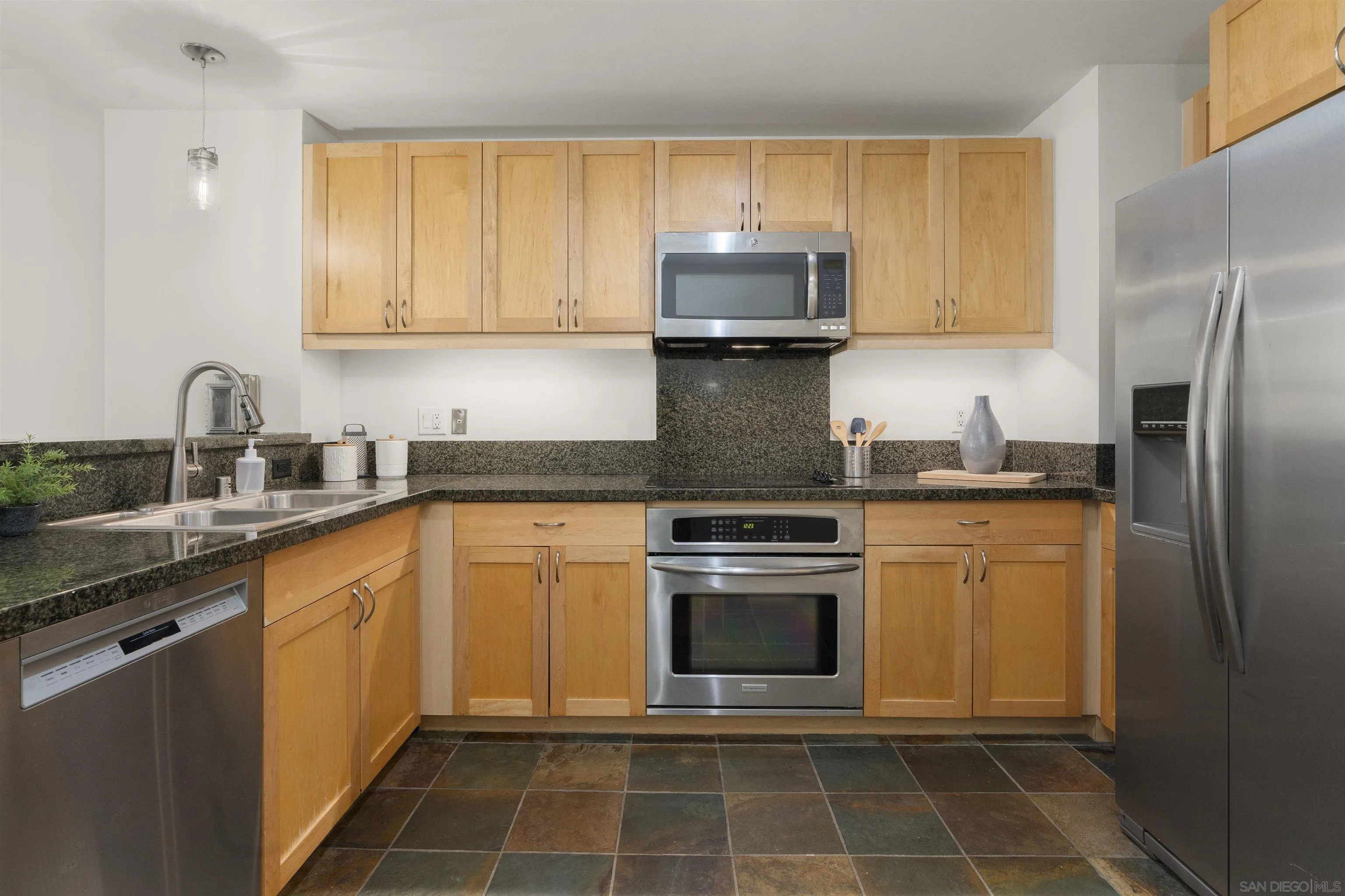 https://cdn.realtyfeed.com/cdn/127/250039611/be10d0859b1e84f984f3a688f340ab41.webp