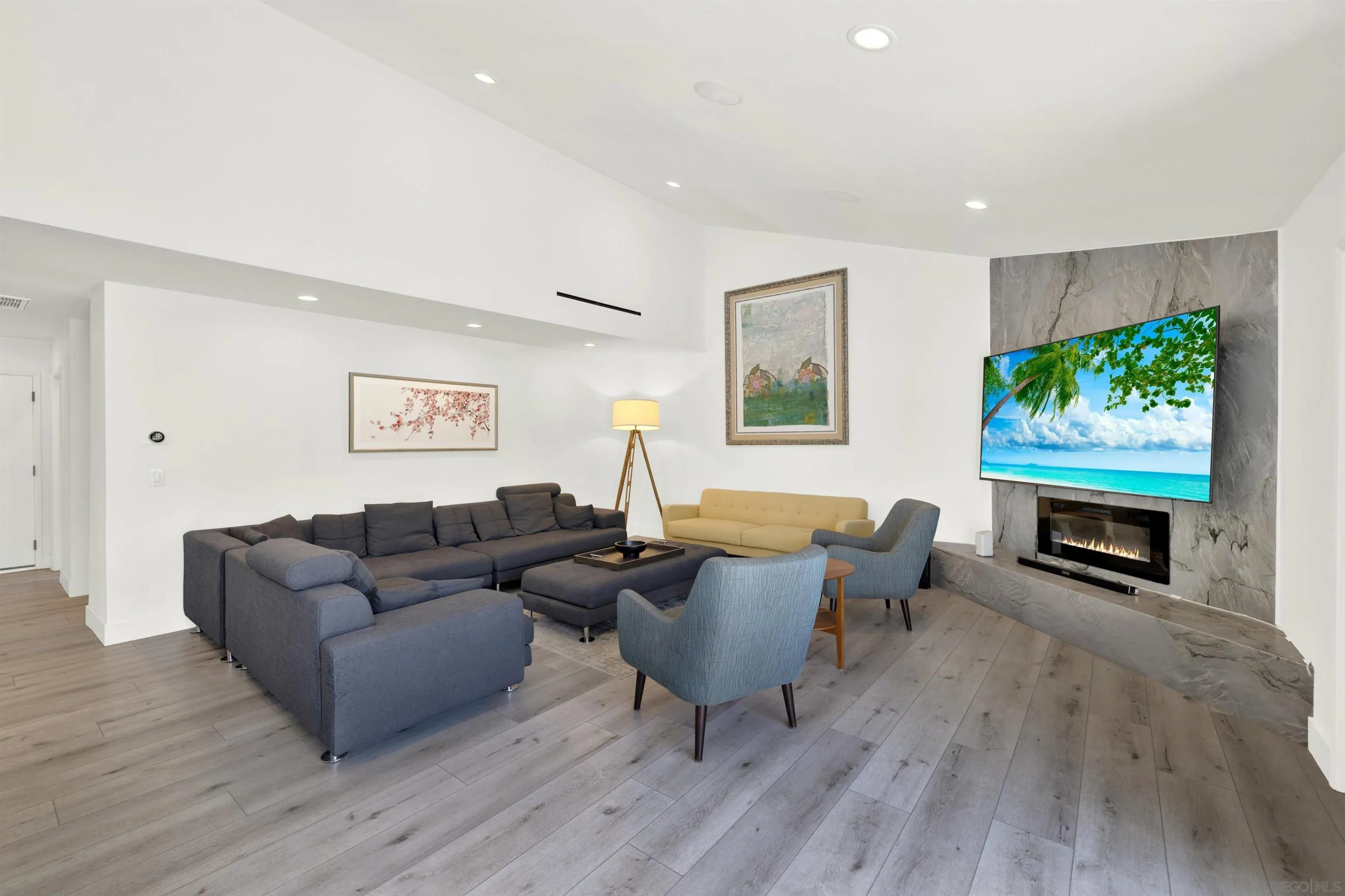https://cdn.realtyfeed.com/cdn/127/250039636/89c7f9e4dad145b8cb7df237b69b3eeb.webp