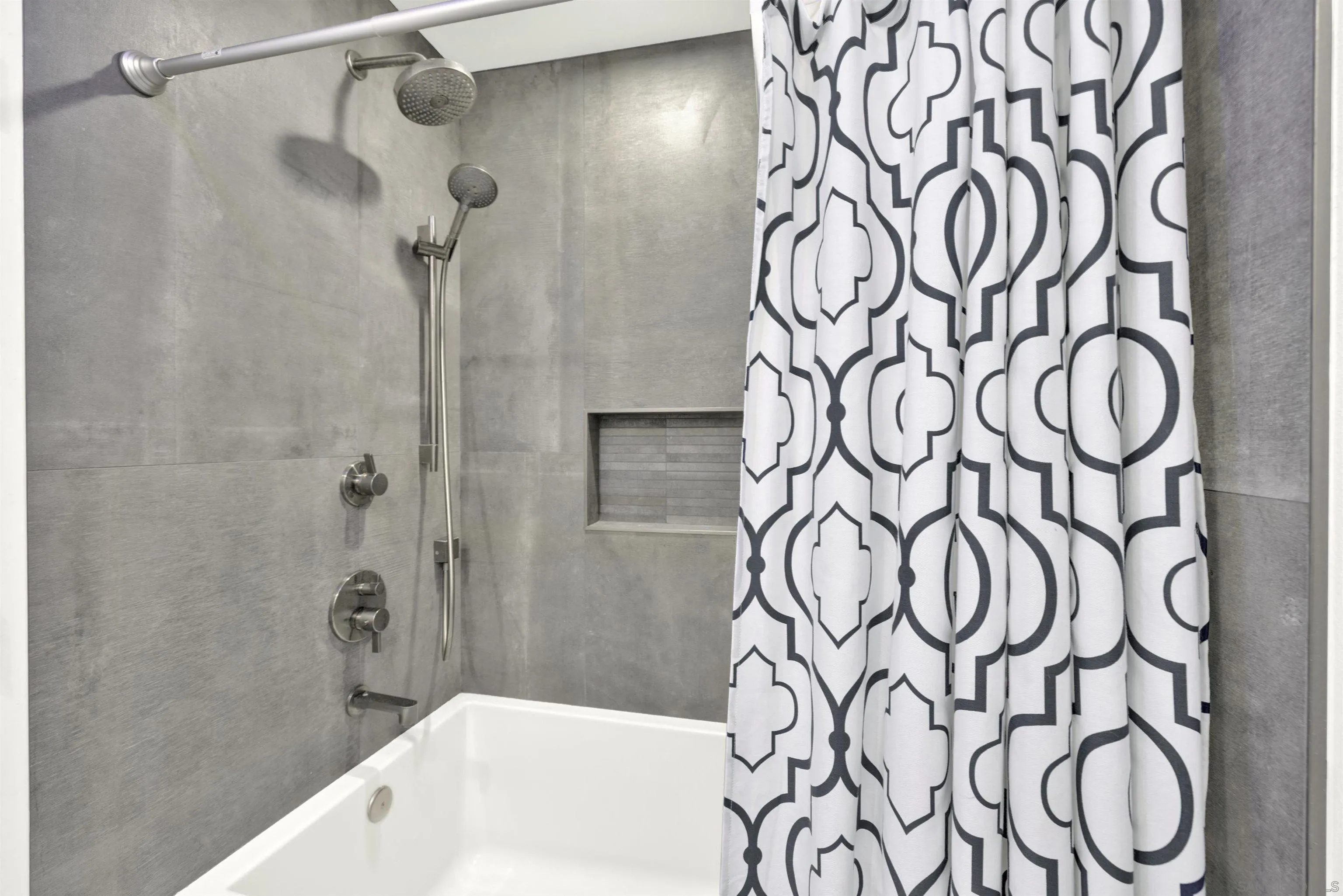 https://cdn.realtyfeed.com/cdn/127/250039636/ec3d55a6800af473516ff73867ae5557.webp