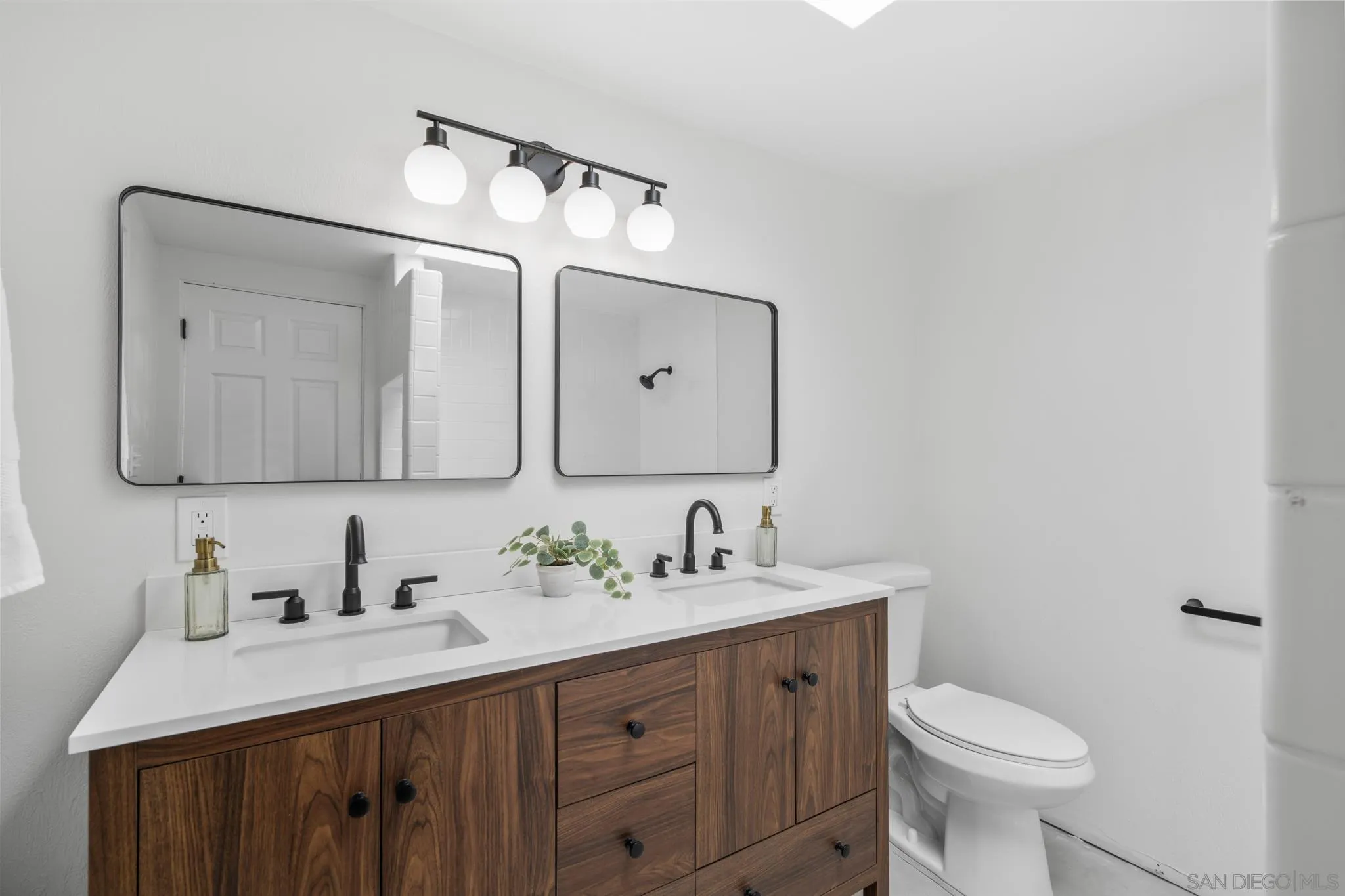 https://cdn.realtyfeed.com/cdn/127/250039693/a99e3d2b5996329653f8f81e47aecf51.webp