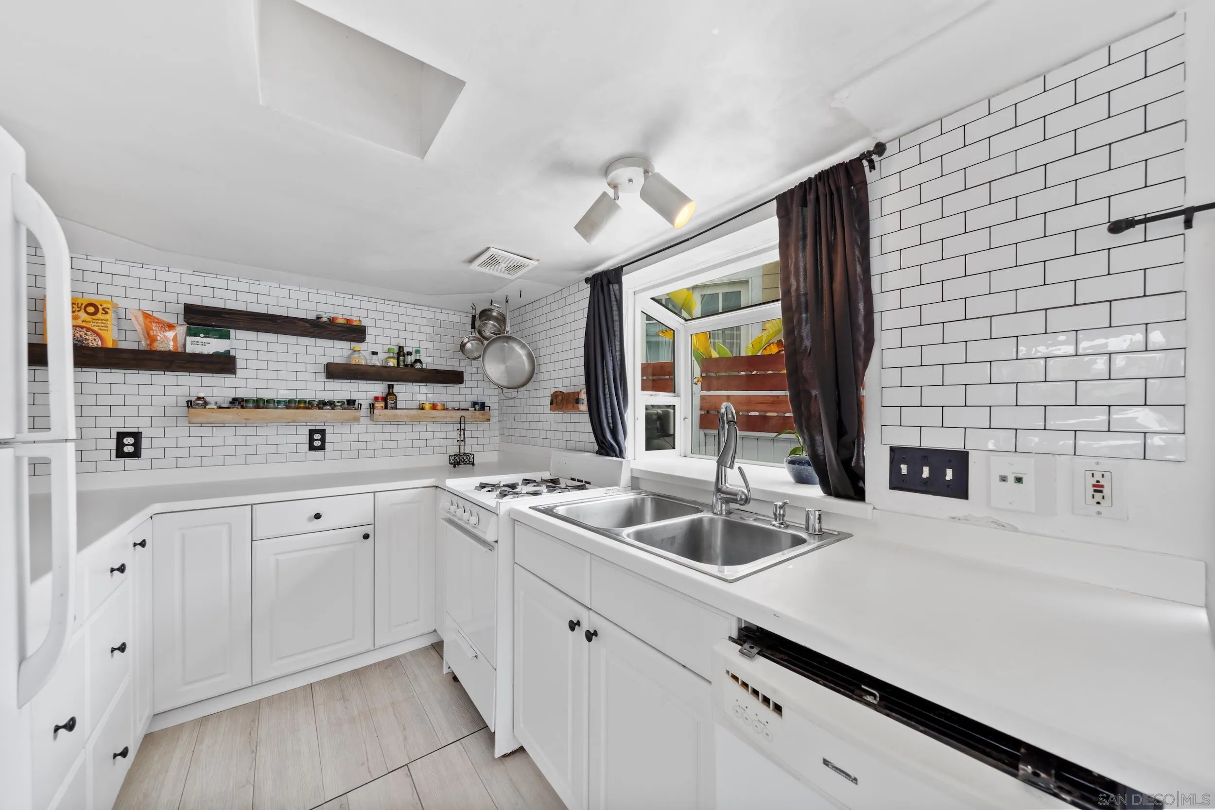 https://cdn.realtyfeed.com/cdn/127/250039695/7f5cb481163a8b01c941b07e326d1b1a.webp