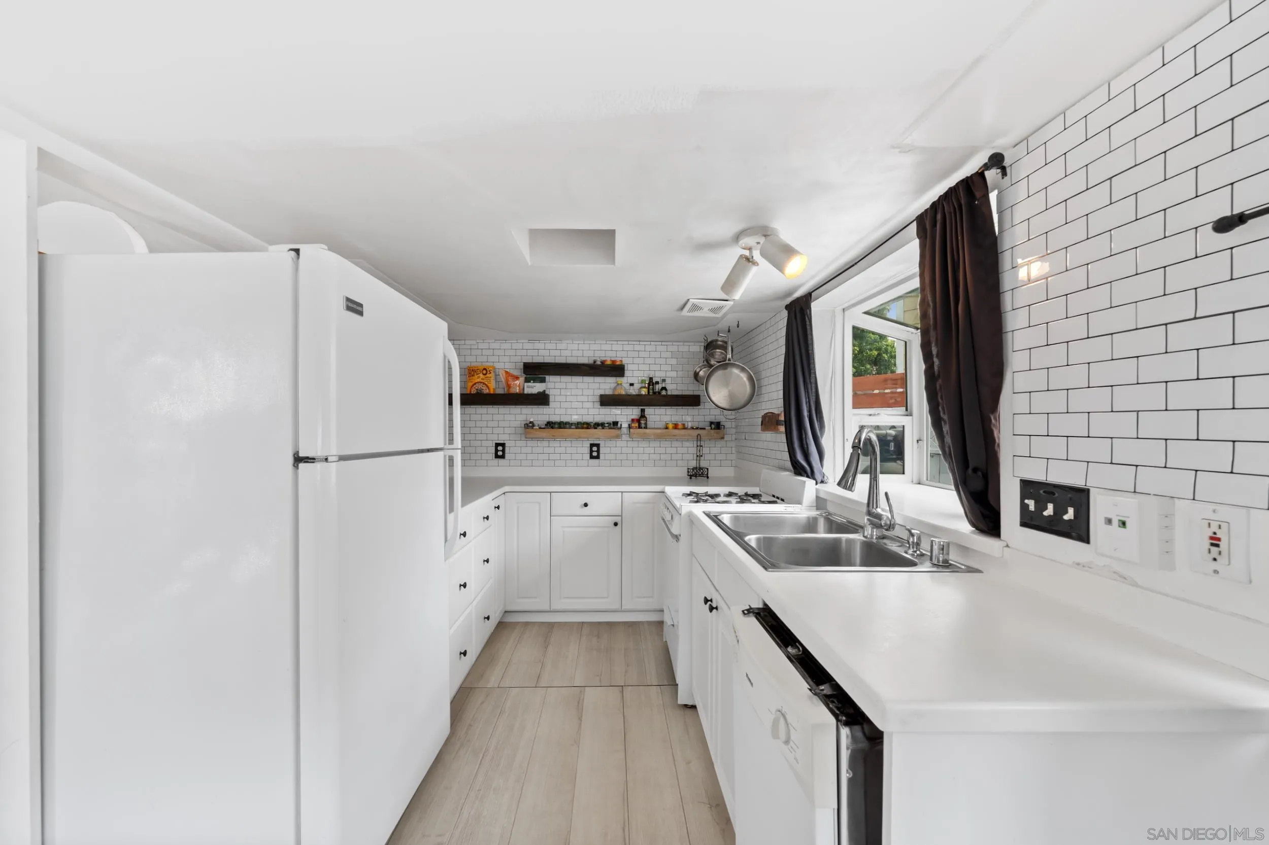 https://cdn.realtyfeed.com/cdn/127/250039695/88897b9a5c36f06c62010bcfd9e726e6.webp
