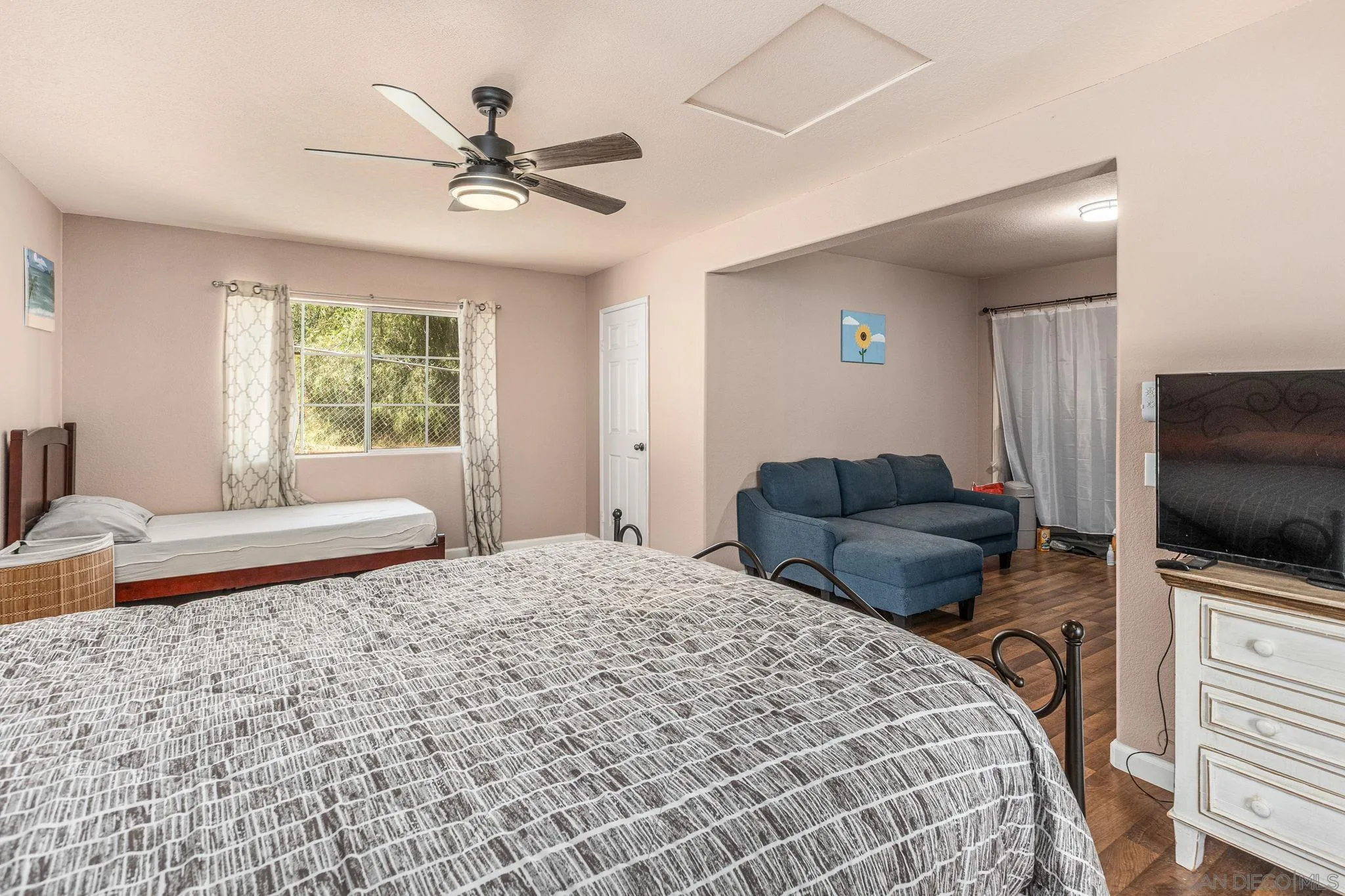 https://cdn.realtyfeed.com/cdn/127/250039715/dc35a9c967dc41acec94705312f2f831.webp