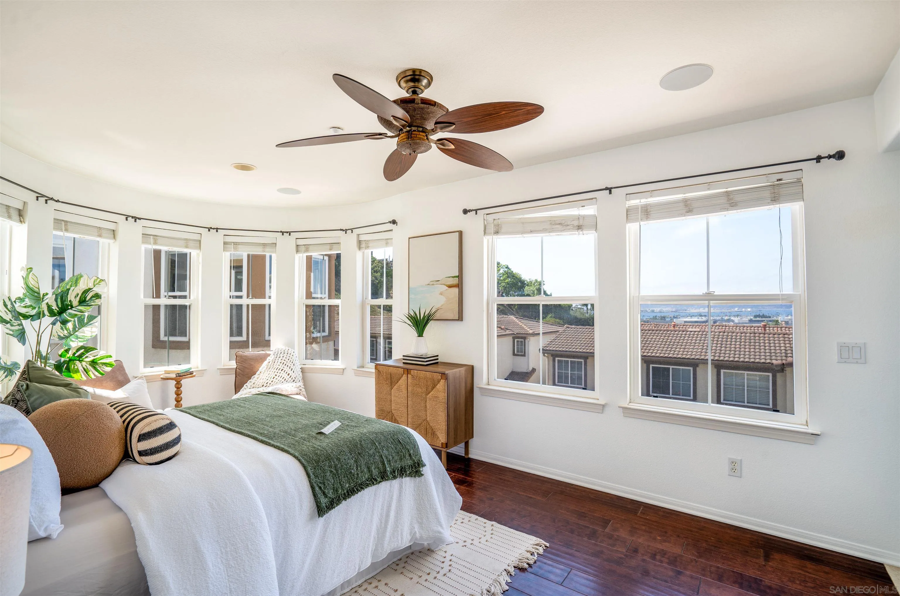 https://cdn.realtyfeed.com/cdn/127/250039735/fb379f64a74150be2881a9ecd360b4ba.webp