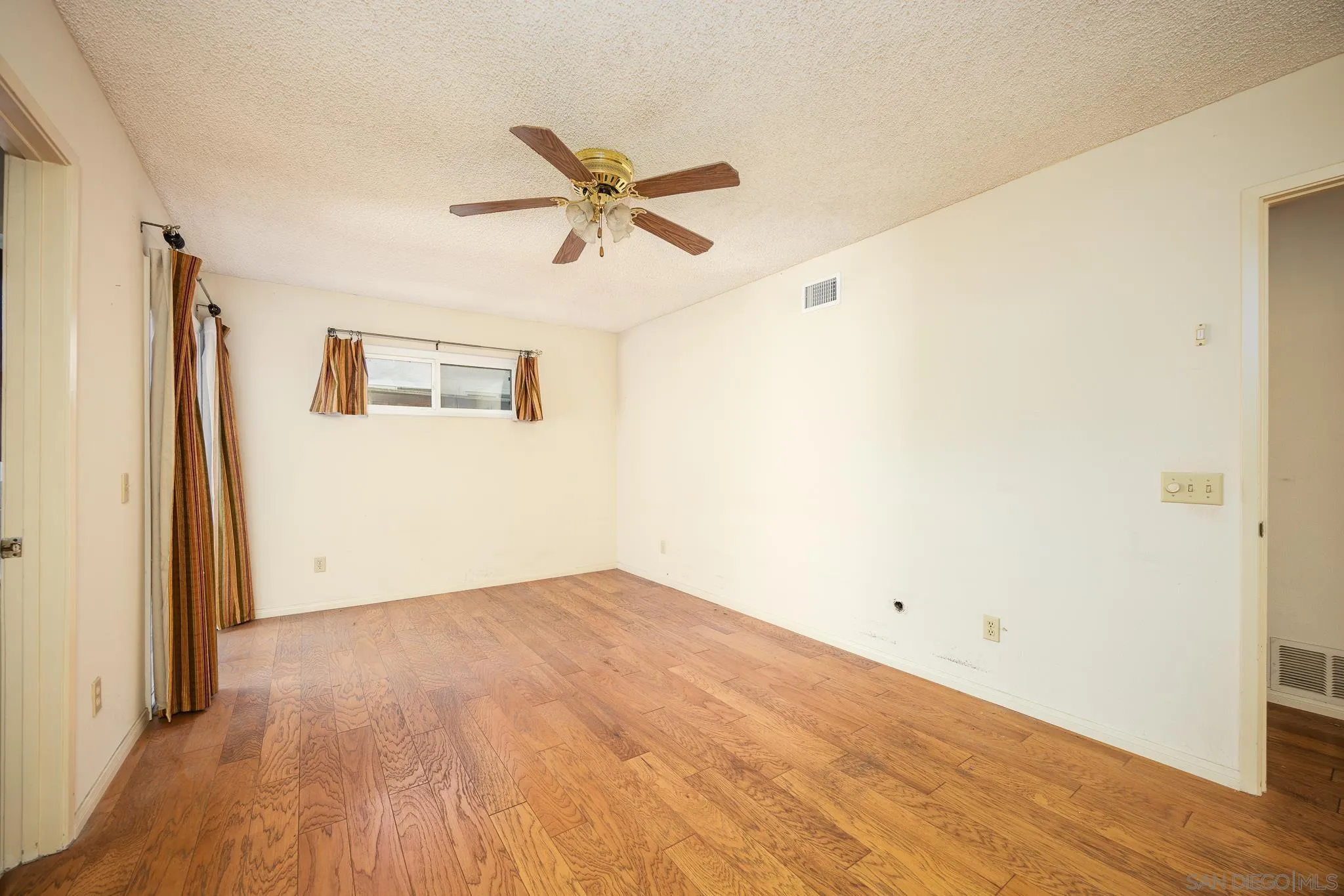 https://cdn.realtyfeed.com/cdn/127/250039782/4342725c9ecb631f6c38eae2ad23bb99.webp