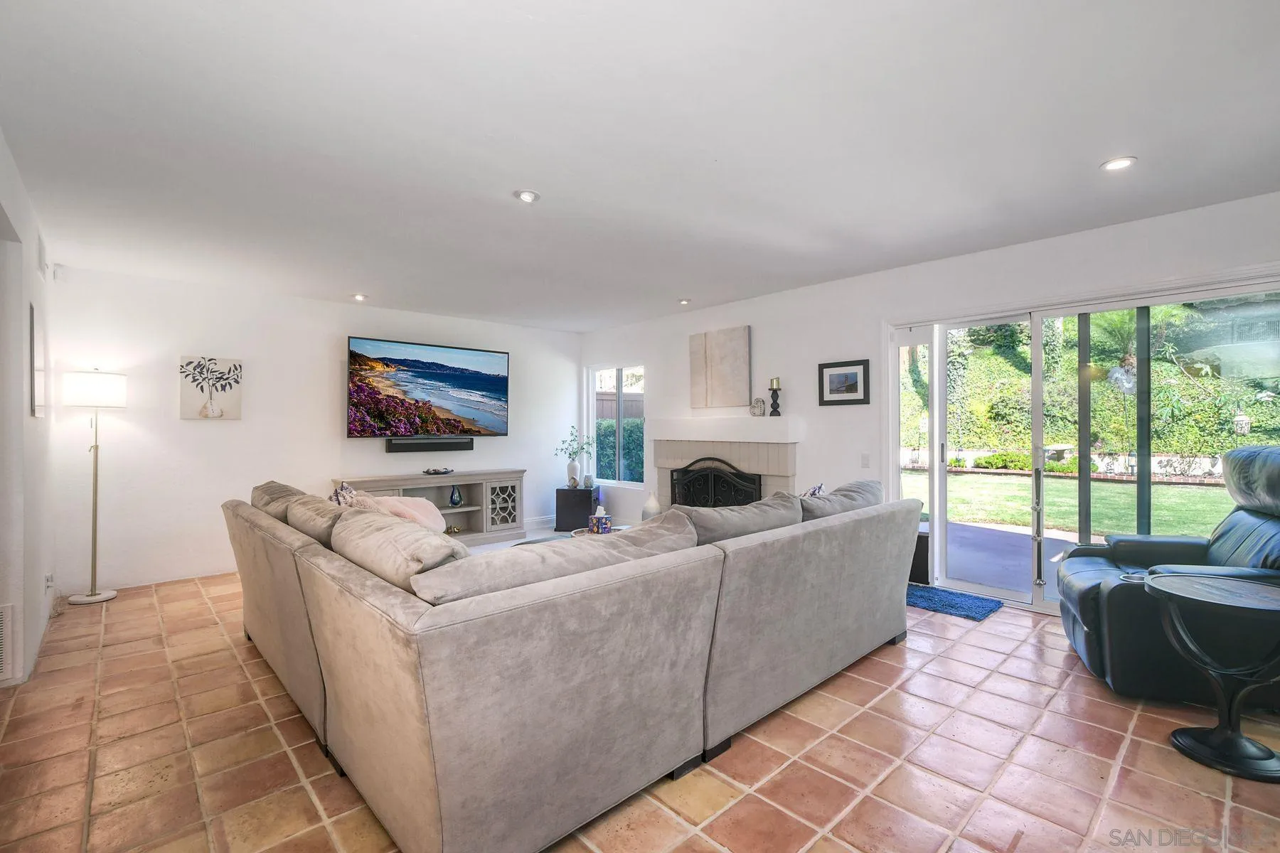 https://cdn.realtyfeed.com/cdn/127/250039815/3cd6ecf2bc2bfbba66b96747589f969d.webp