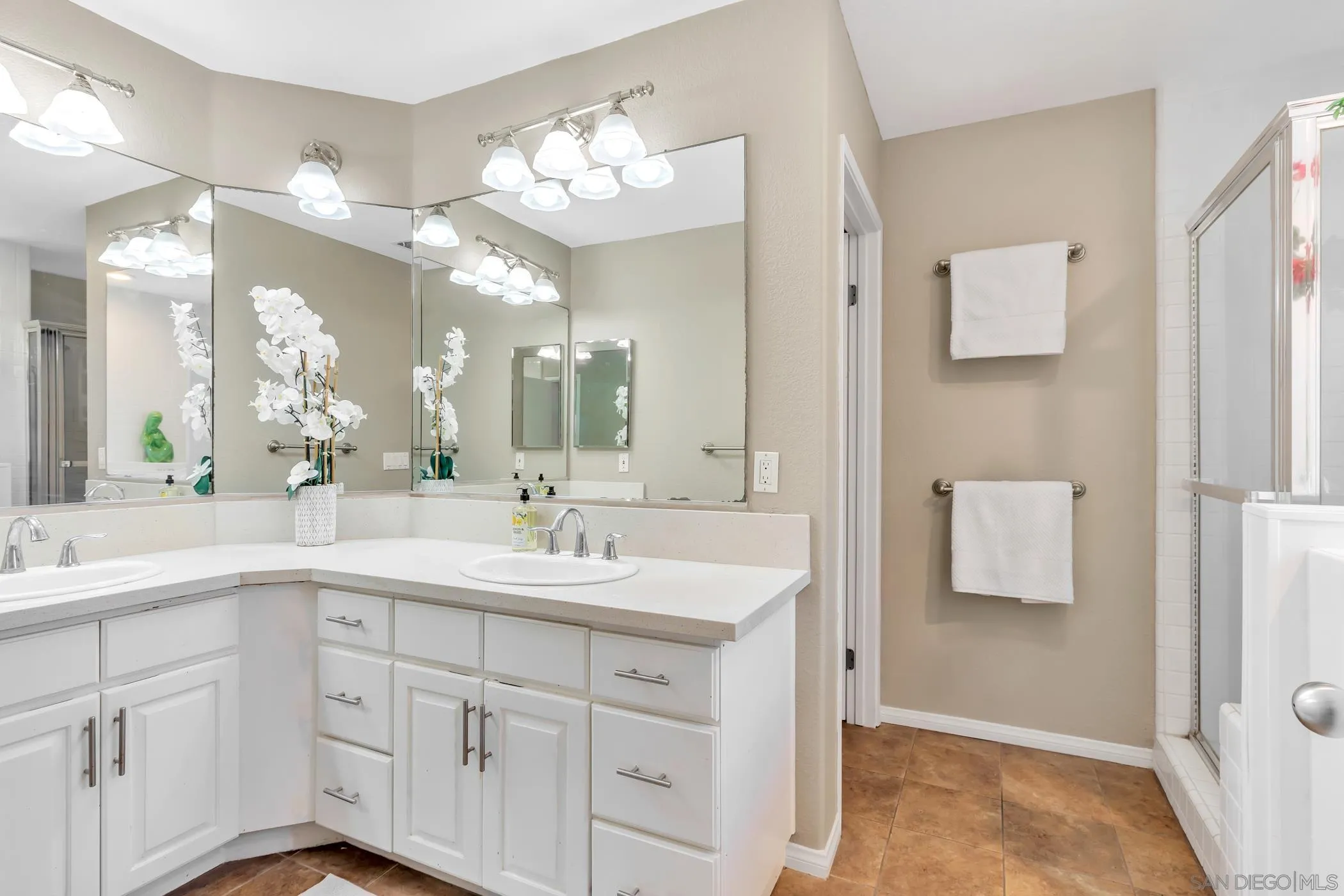 https://cdn.realtyfeed.com/cdn/127/250039817/0a3121491096b05aac5474fbcf6e096c.webp