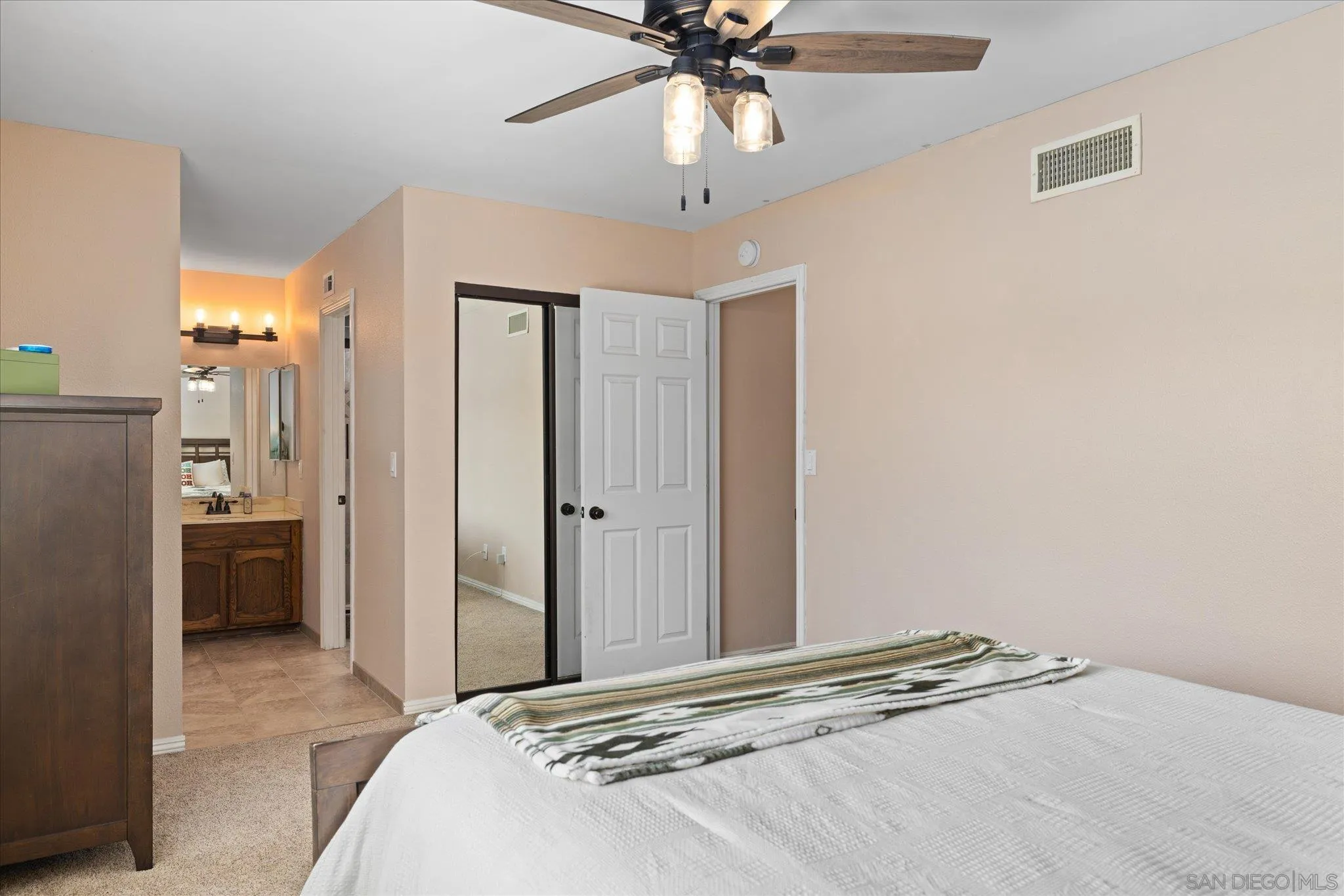 https://cdn.realtyfeed.com/cdn/127/250039825/40a10fb94f01e13c7bbd30ea9a177892.webp