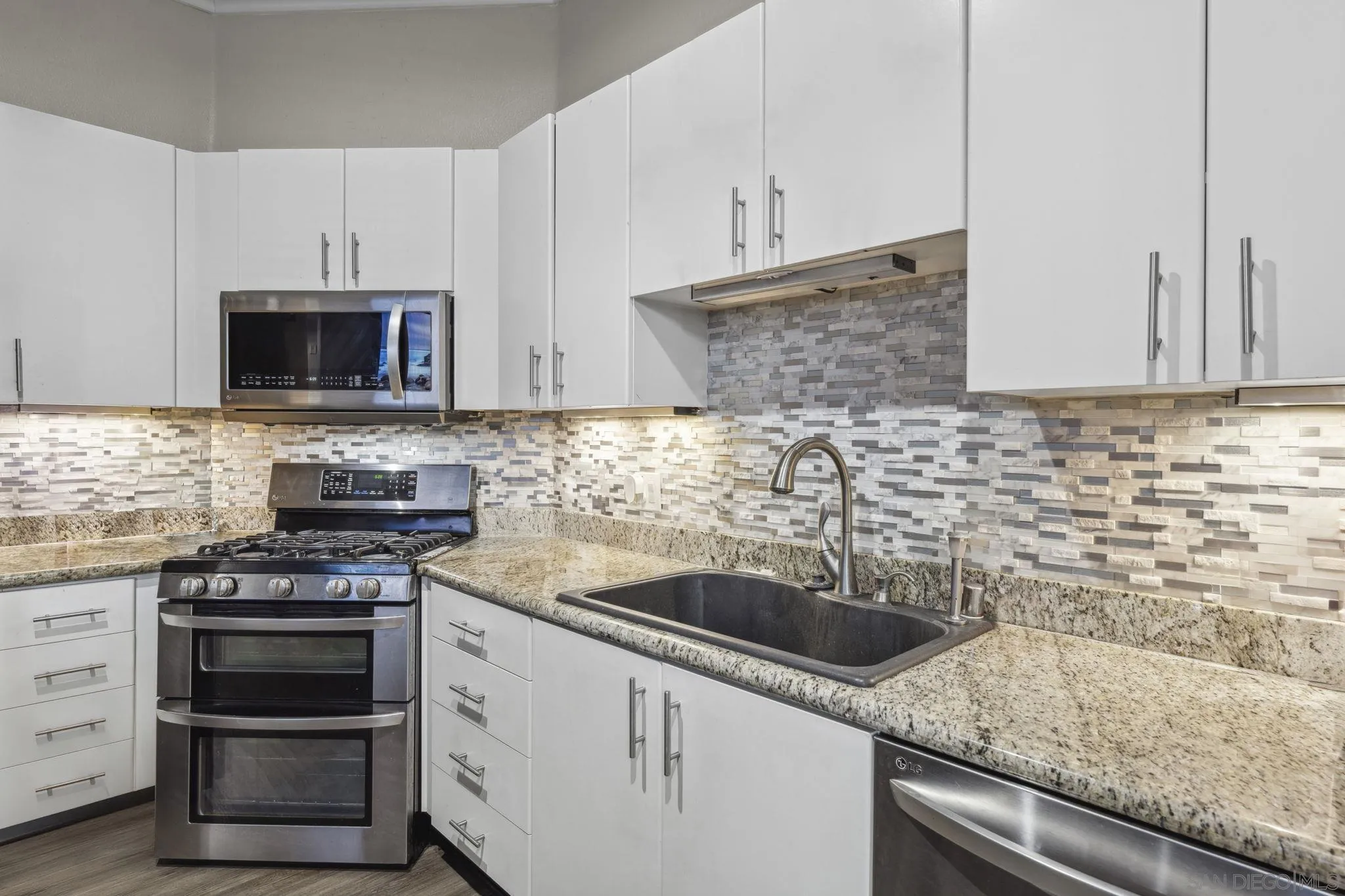 https://cdn.realtyfeed.com/cdn/127/250039833/2b8e6804ab8c5656bd9ed453e93ddc01.webp