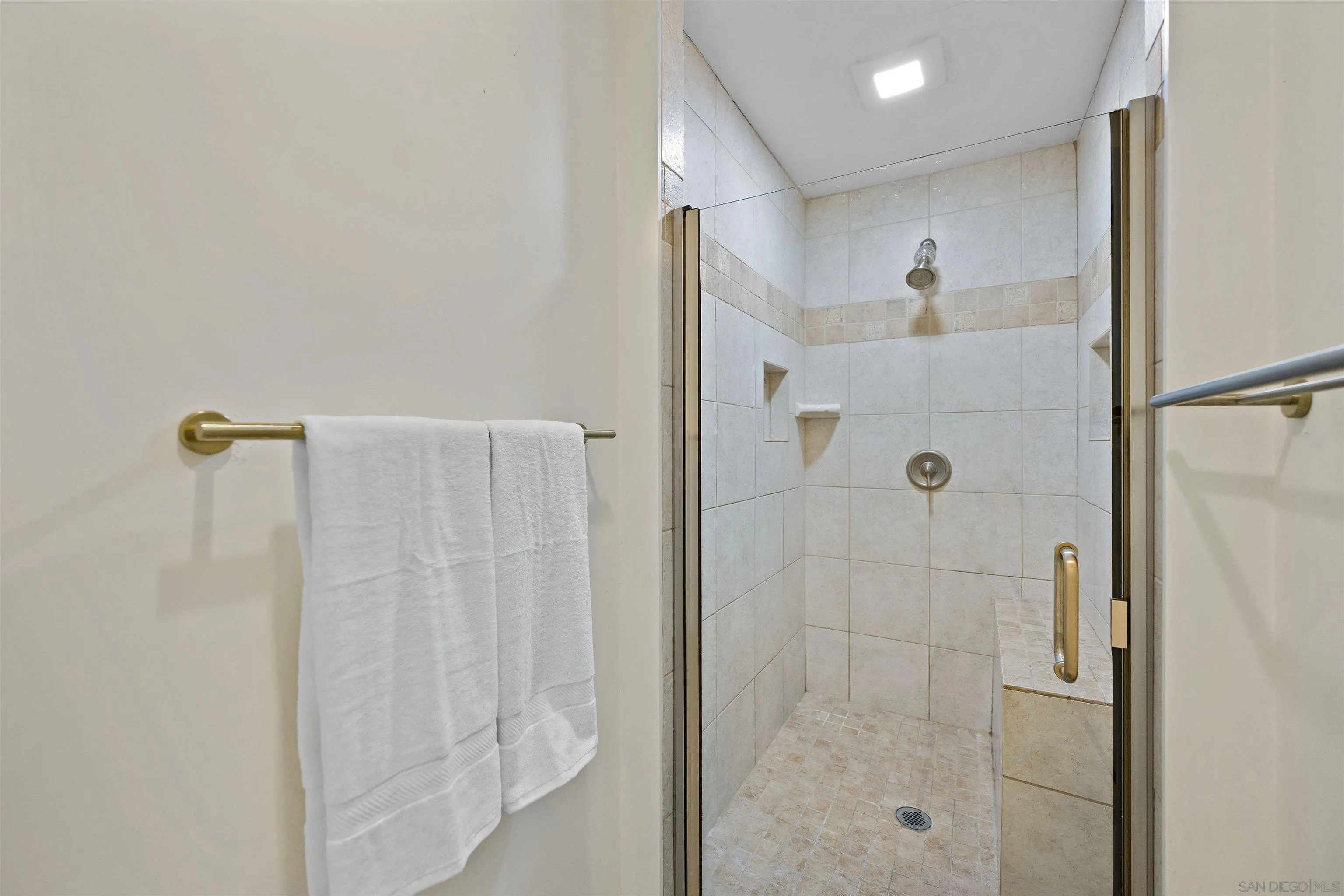 https://cdn.realtyfeed.com/cdn/127/250039854/6cd5aa45966c4c64c7daefde014330b8.webp