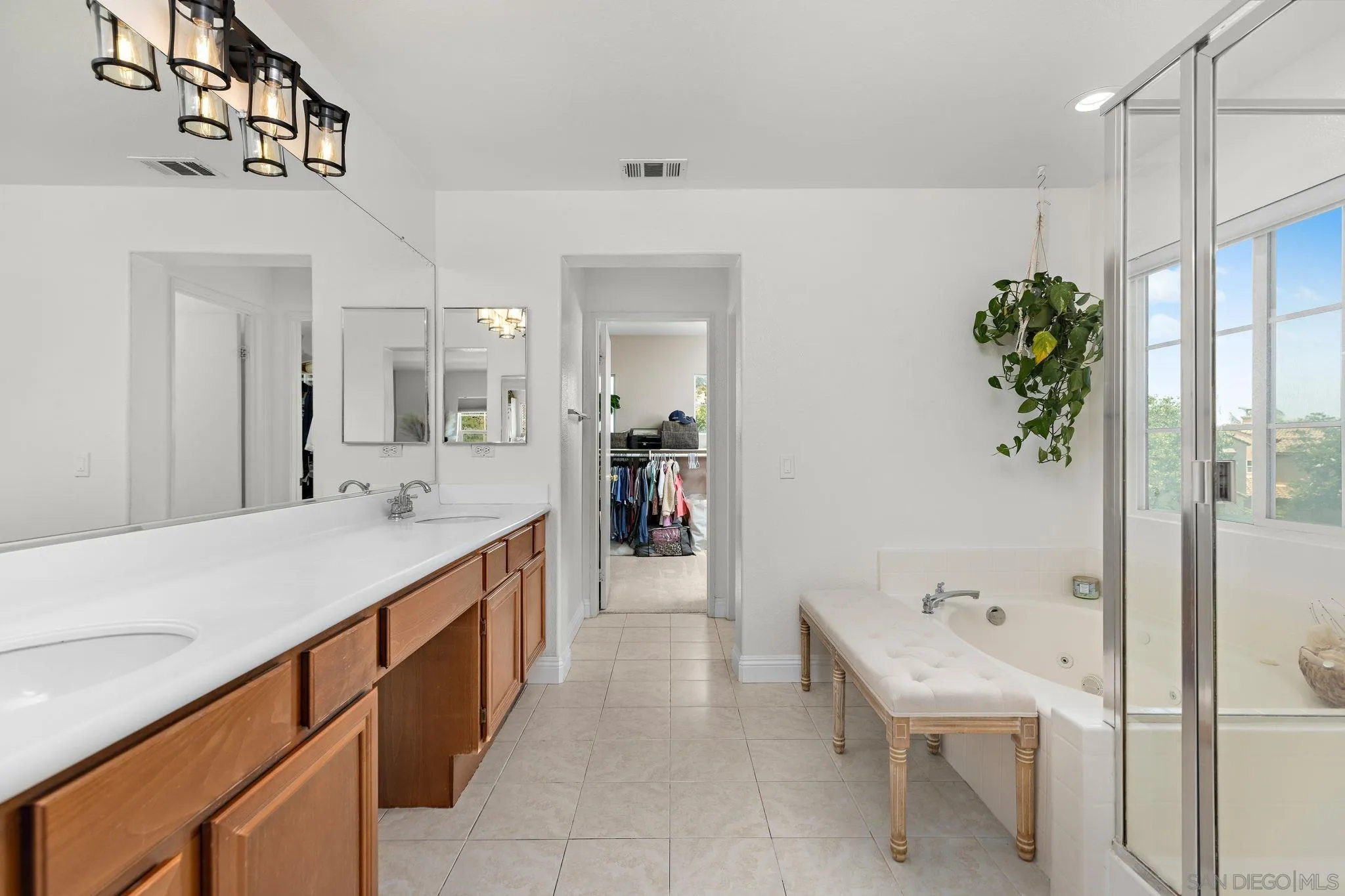 https://cdn.realtyfeed.com/cdn/127/250039872/854dbd0106180e6e6add018b702aae2a.webp