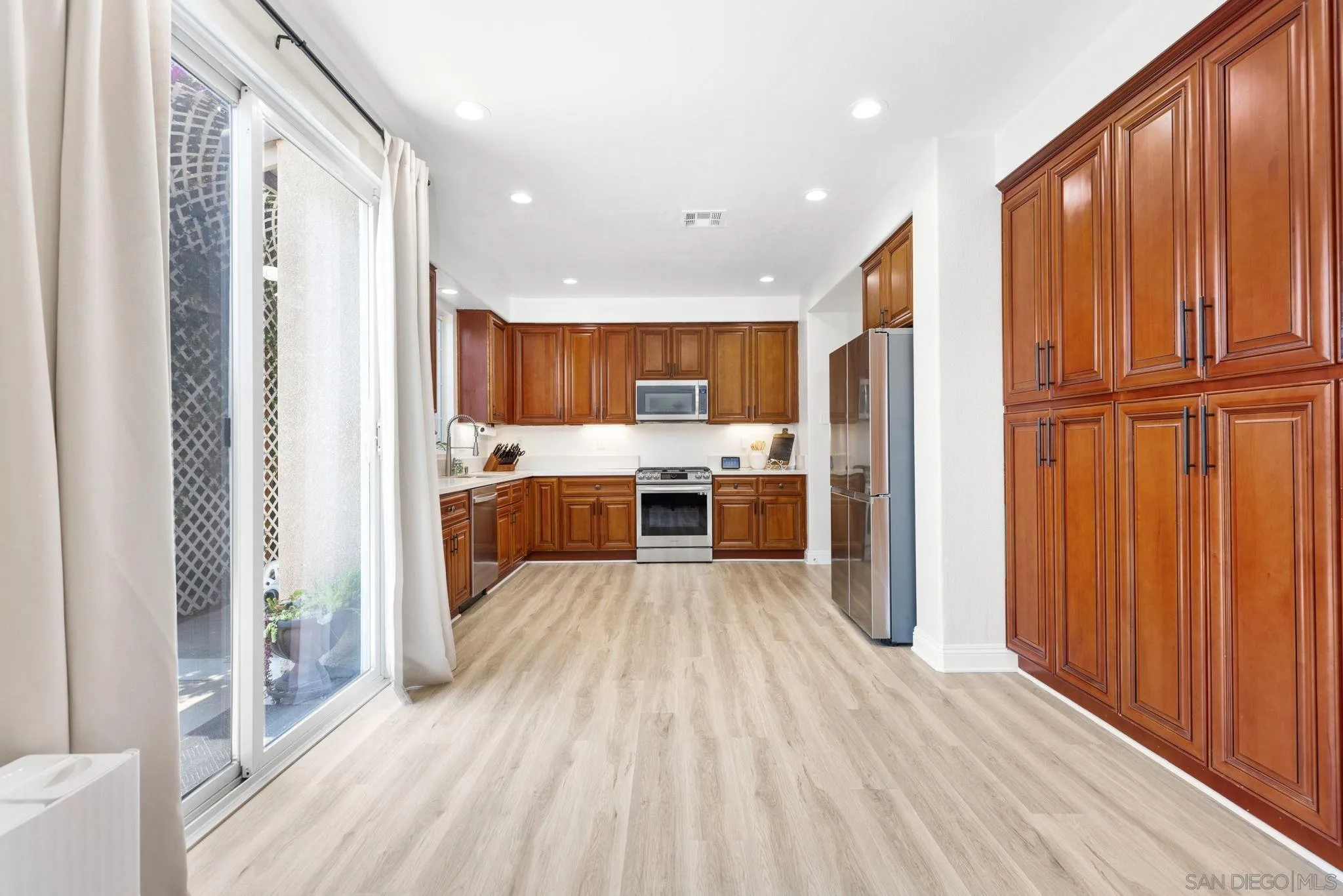 https://cdn.realtyfeed.com/cdn/127/250039872/ce99cc4e916b0cb447d206b41abf9fd2.webp