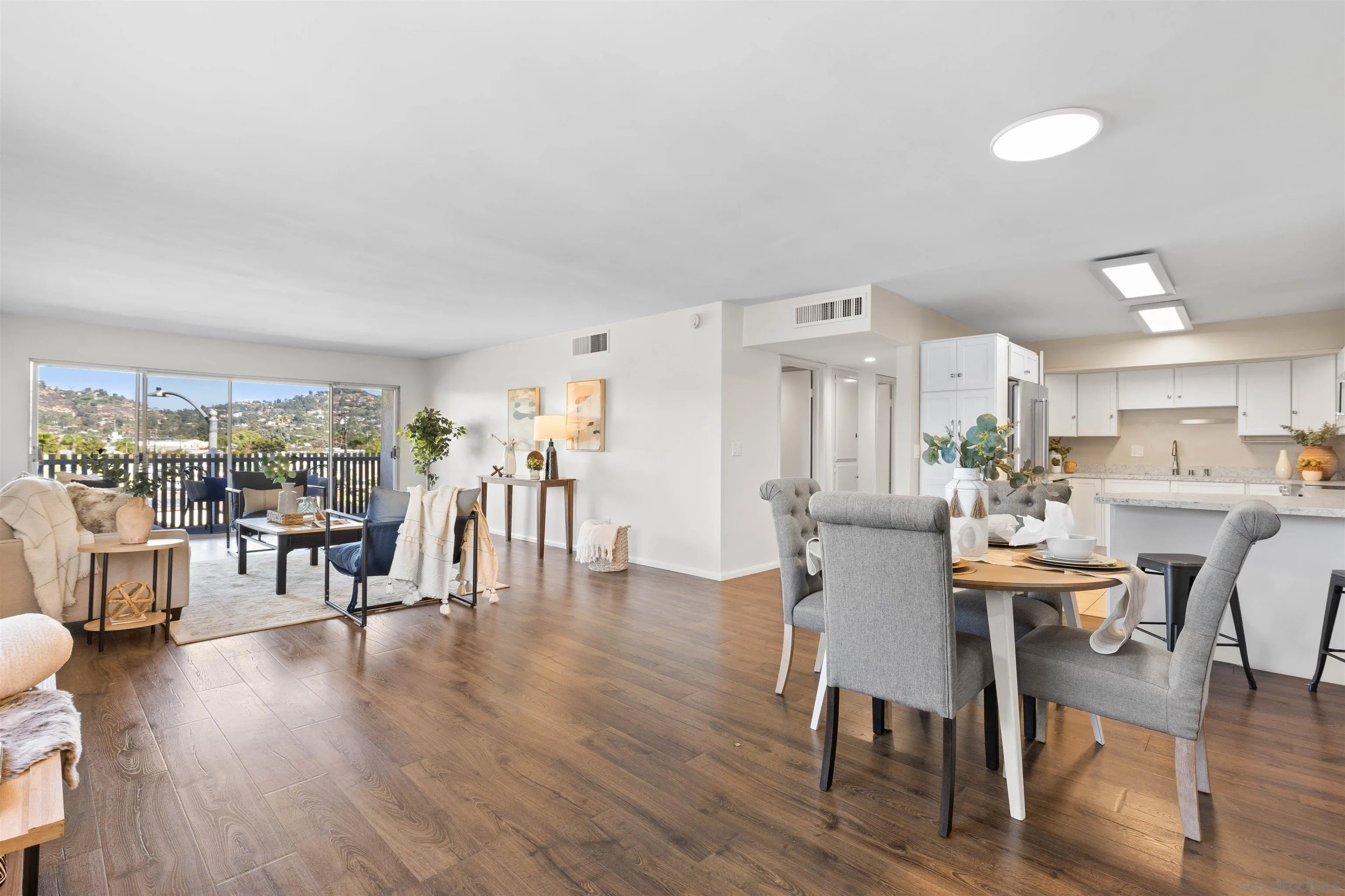 https://cdn.realtyfeed.com/cdn/127/250039887/e0375475ea1d23f69e88eb7ca4f062fe.webp